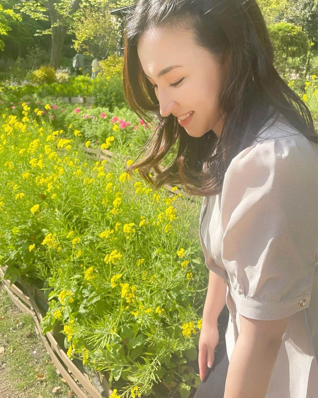 ウーデンジェニファー里沙のインスタグラム：「* ブログを更新しました🖋 先日お花を見にいった時のことについてです🌼  アナウンサーのホームページもリニューアルしたので ぜひ遊びにきてくださいね✨  .  .  .  .  .  #テレビ大阪 #アナウンサー #ウーデンジェニファー里沙 #announcer #関西 #お花 #春」
