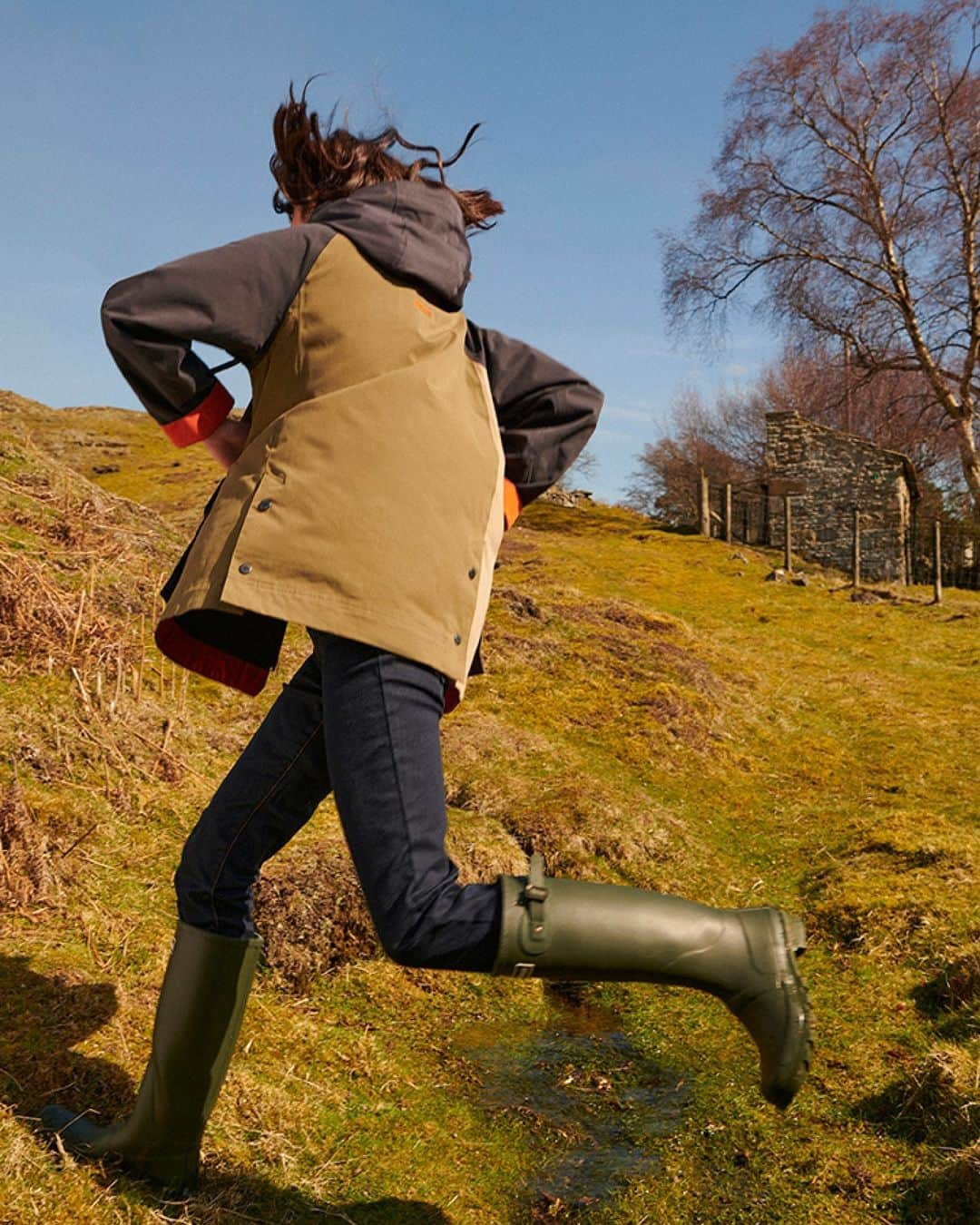 Barbour Japanさんのインスタグラム写真 - (Barbour JapanInstagram)「天気予報なんて忘れて。 バブアーの新作レインブーツはどんな天候にも対応できるようにできています。  クラシックなロングスタイルか、はたまたモダンなチェルシーブーツか。  あなたがどちらを選んだとしても、シーズンごとに丁寧に作られ長く愛用できると知ってさえいればバシャバシャ使うことができるはず！  バブアーレインコレクションはプロフィールのリンクからチェック！  #BarbourWayOfLife #BarbourJapan #バブアー」4月27日 13時00分 - barbourjapan