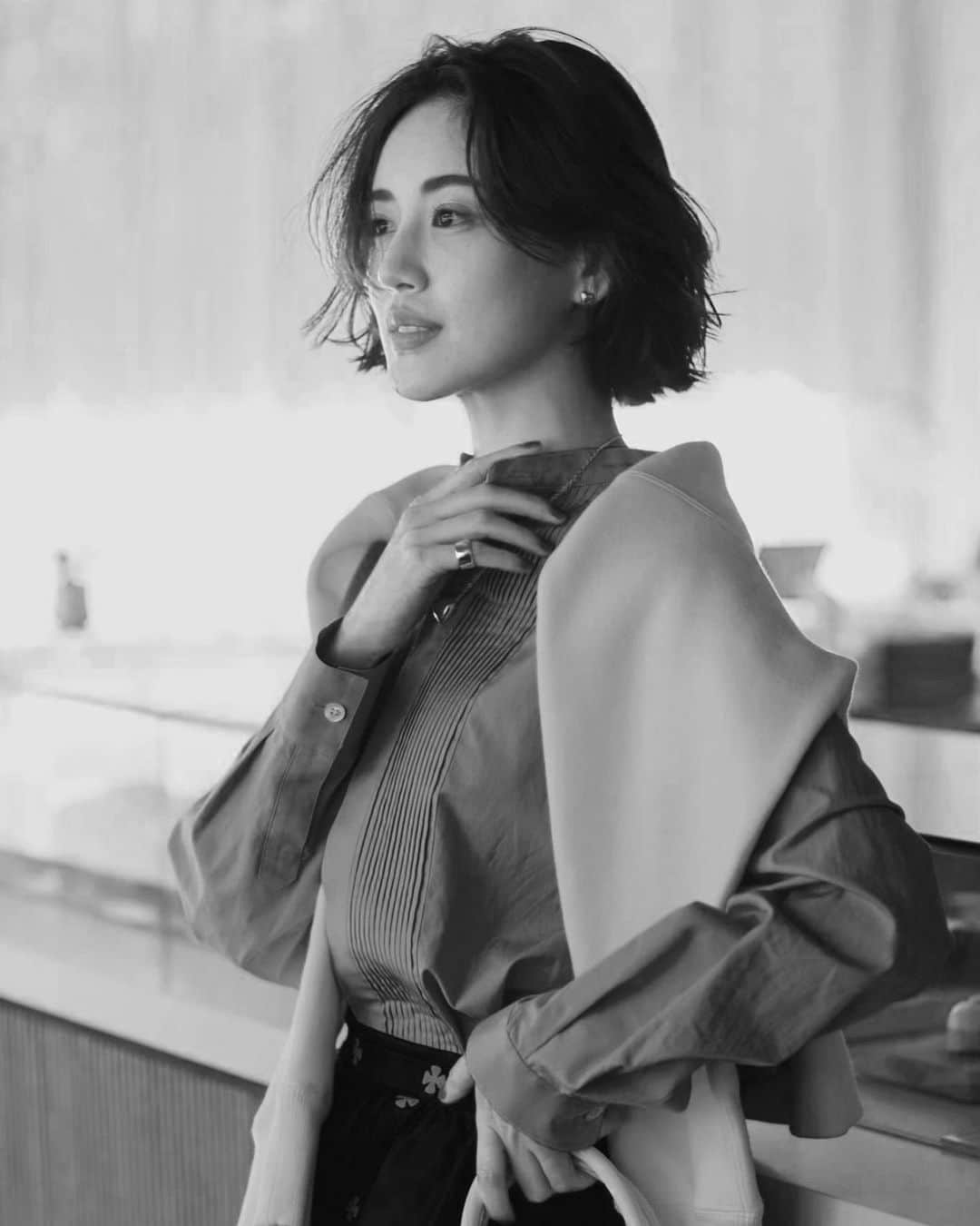 藤井夏恋のインスタグラム：「>>> 雑誌の撮影は自分じゃないみたいで面白い。 遠いようで近くて、 知らないようで知ってる自分。 とんでもなくかけ離れてる訳でもないけど ファッションとヘアメイクの力って凄いなと毎回思う。  photographer @sampeism  stylist @kanakosato1019  hair&makeup @kawashimanozomi_official  magazine @baila_magazine」