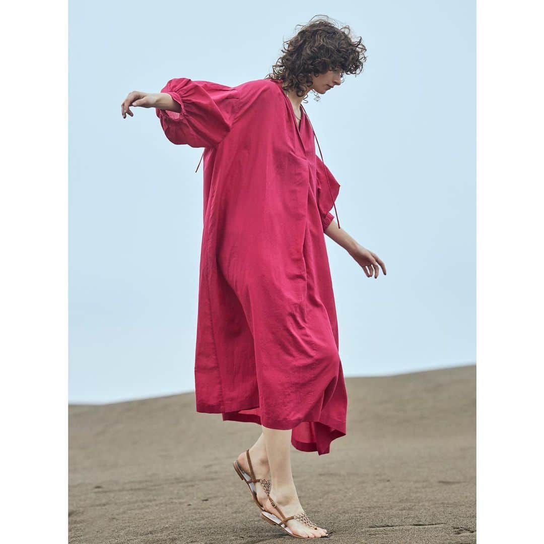 のインスタグラム：「Summer Collection "Monotone” ポートレート写真のような、ホワイト、ブラック、グレーの色調で女性の自然な美しさを表現。 ビビットなピンクを差し色に。  #1erarrondissement #プルミエアロンディスモン」