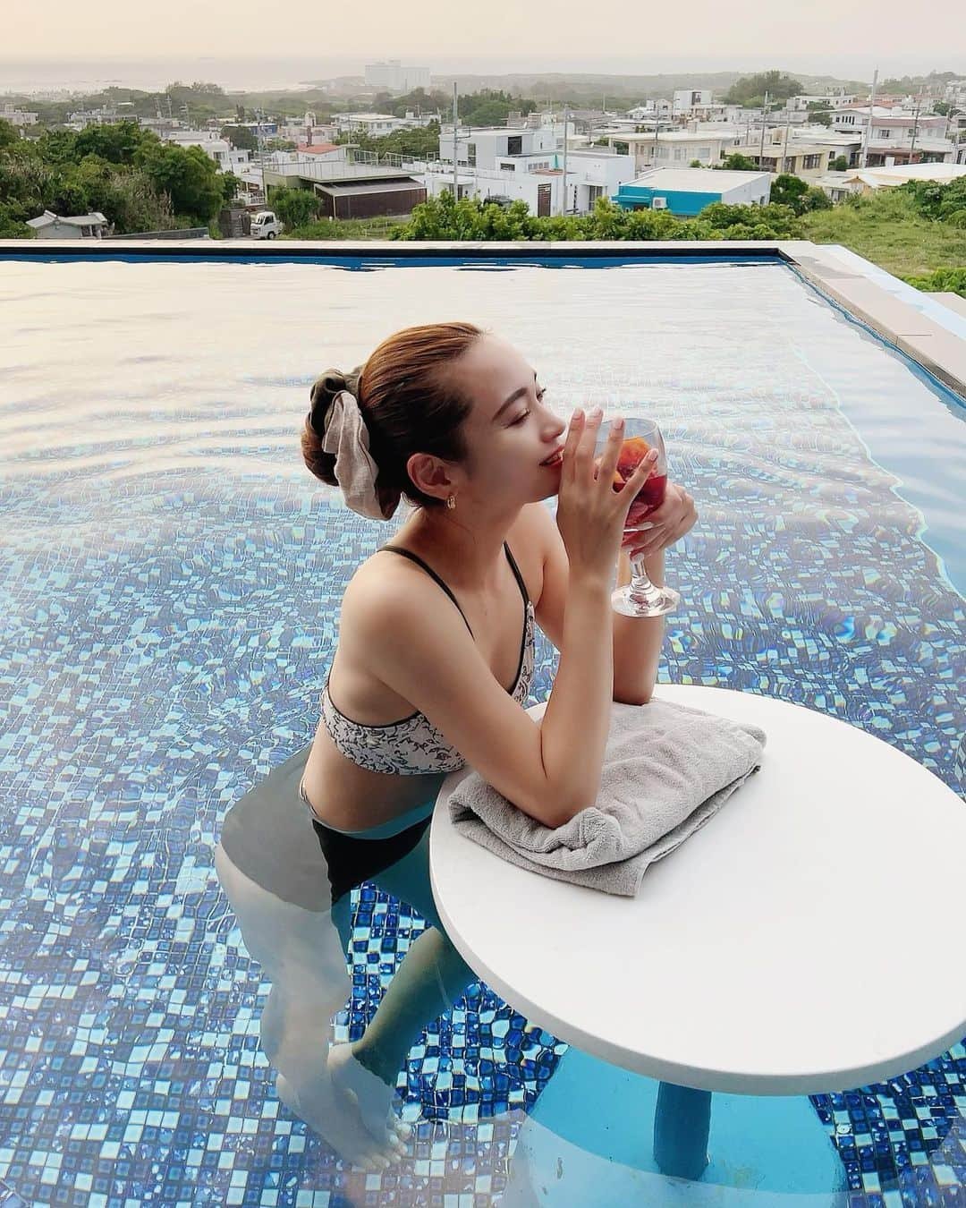 本多末奈のインスタグラム：「あっという間の沖縄旅行✈️ 今回ずっと食べては飲んでの繰り返しでした😛 プール入りながら飲めるなんて素敵🍷❤️  元に戻さねば🏋️‍♀️💦  #okinawa #travel #glamdaystyleokinawa #chill  #沖縄旅行 #グランディスタイル沖縄読谷ホテルアンドリゾート」