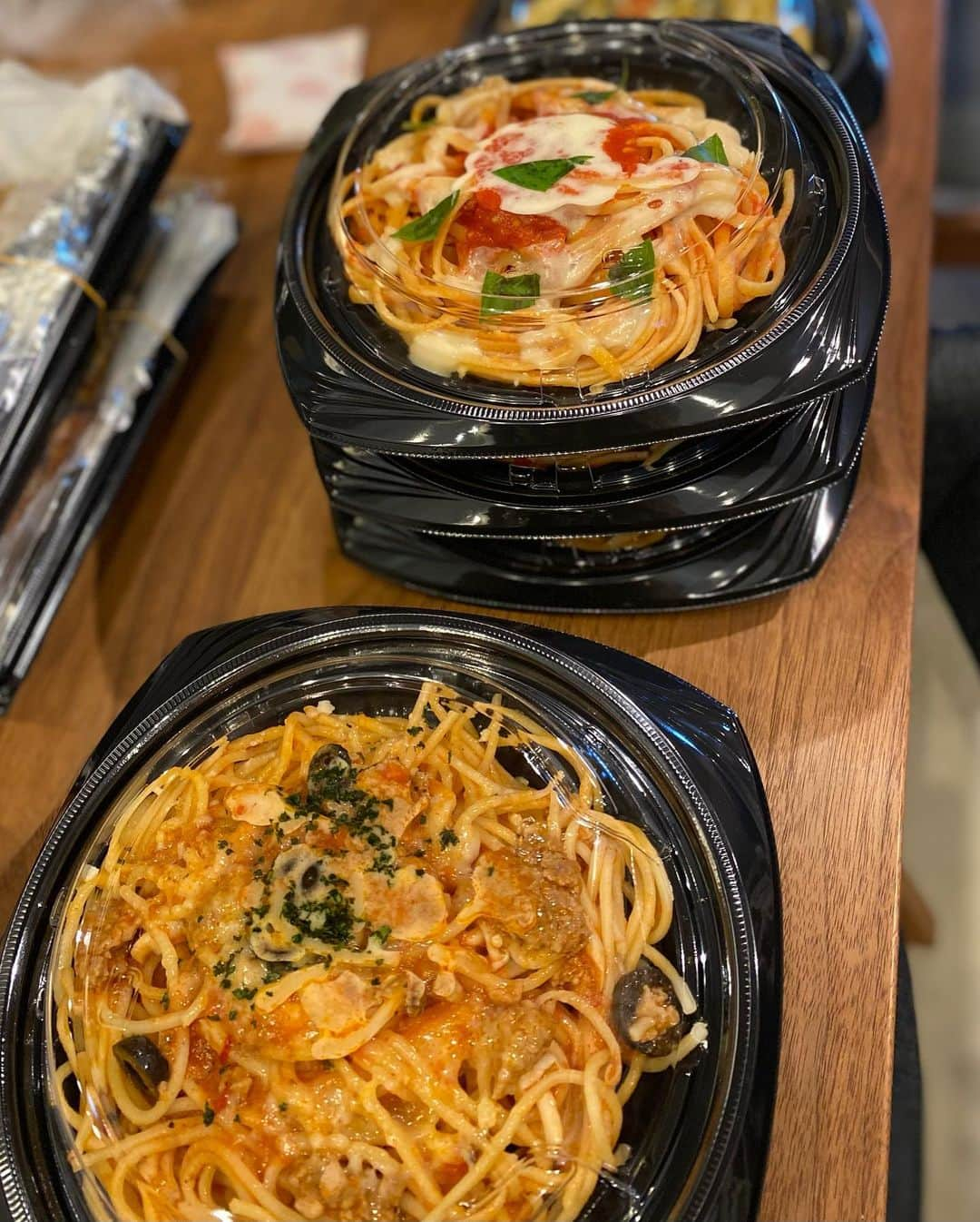 A-Portさんのインスタグラム写真 - (A-PortInstagram)「清水工務店の社食  @faccia.watanabe さんの パスタセット🍝  思い思いのパスタを注文した！ 隣りのパスタも食べてみたい笑 野菜が新鮮ですごく美味しい🥗  デザートのリンゴのケーキはサービスしていただきました✨ありがとうございます😊  みんな、大満足！ ごちそうさまでした🙏  #清水工務店 #毎週木曜日は社食の日  #イタリア料理faccia #パスタ.サラダset(パン付き)」4月27日 13時18分 - shimizu_aport