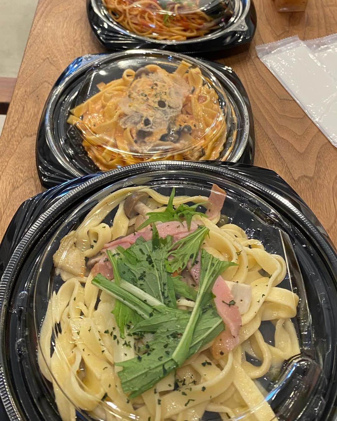 のインスタグラム：「清水工務店の社食  @faccia.watanabe さんの パスタセット🍝  思い思いのパスタを注文した！ 隣りのパスタも食べてみたい笑 野菜が新鮮ですごく美味しい🥗  デザートのリンゴのケーキはサービスしていただきました✨ありがとうございます😊  みんな、大満足！ ごちそうさまでした🙏  #清水工務店 #毎週木曜日は社食の日  #イタリア料理faccia #パスタ.サラダset(パン付き)」