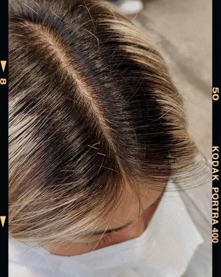 鈴木大二朗のインスタグラム：「細かくハイライトでリタッチして バレイヤージュカラーなデザインに🧑🏽‍🎨 #メンズカラー  #ハイライトカラー  #バレイヤージュ」