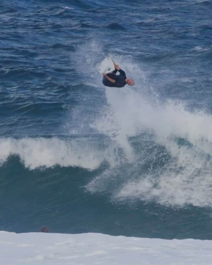 ジョン・ジョン・フローレンスのインスタグラム：「Fun times at main break this morning with @lukeswanson_  _ 🎥 @erik_knutson_」