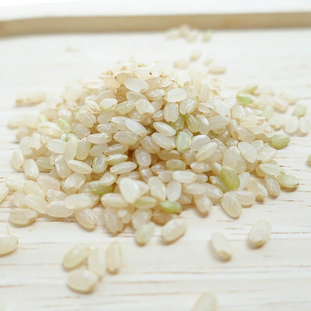 美的 Biteki's official Instagram! さんのインスタグラム写真 - (美的 Biteki's official Instagram! Instagram)「＼ミツハシから、日本初*1となる肌の潤いを維持する機能性表示食品の加工玄米「澄 SUMU」が登場！／ グルコシルセラミドを豊富に含む品種“つきあかり”を採用した「澄 SUMU」。 無添加でありながら、なんと１日１食分（本製品75g、0.5合）で、米由来のグルコシルセラミド1.8mgを摂取でき、肌の潤いを維持します。 毎日の食事だけで肌にうれしいグルコシルセラミドを手軽に取り入れられるので、 忙しくてケアが行き届かないという人や、美容や健康のために色々取り入れているけれどなかなか続かないという人にもぴったり。 白米に比べて食物繊維やビタミンE、マグネシウムなどの栄養が豊富に含まれているので、栄養バランスも◎です。 ・・・ 機能性はもちろん、美味しさや毎日の取り入れやすさも追及。 ミツハシの独自技術“美食加工”により洗米不要、かつ通常の玄米よりも水に浸ける時間が短いため、手間をかけずに炊くことができます。 「ちょっとかたい…」というイメージのある玄米ですが、「澄 SUMU」はやわらかく食べやすい食感に！家族との食卓にもおすすめです。   まずは一度試してみていただきたい1品。ぜひチェックしてみてくださいね！   【商品情報】 澄 SUMU 900g ￥861（税込・編集部調べ） ※首都圏スーパーマーケット、ドラッグストア、ECサイト（ミツハシ楽天ショップ）等にて発売中 *1 2022年12月時点、ミツハシ調べ。機能性表示食品DB上で、精米品・玄米加工品カテゴリーかつ、肌の潤いを維持する機能性表示での調査 #米#澄#玄米#玄米食#健康#美容#潤い#ご飯#保湿#新商品#beauty#新商品#インナーケア   @kometa_rice」4月27日 13時42分 - bitekicom