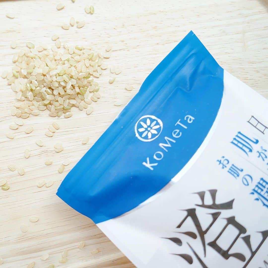 美的 Biteki's official Instagram! さんのインスタグラム写真 - (美的 Biteki's official Instagram! Instagram)「＼ミツハシから、日本初*1となる肌の潤いを維持する機能性表示食品の加工玄米「澄 SUMU」が登場！／ グルコシルセラミドを豊富に含む品種“つきあかり”を採用した「澄 SUMU」。 無添加でありながら、なんと１日１食分（本製品75g、0.5合）で、米由来のグルコシルセラミド1.8mgを摂取でき、肌の潤いを維持します。 毎日の食事だけで肌にうれしいグルコシルセラミドを手軽に取り入れられるので、 忙しくてケアが行き届かないという人や、美容や健康のために色々取り入れているけれどなかなか続かないという人にもぴったり。 白米に比べて食物繊維やビタミンE、マグネシウムなどの栄養が豊富に含まれているので、栄養バランスも◎です。 ・・・ 機能性はもちろん、美味しさや毎日の取り入れやすさも追及。 ミツハシの独自技術“美食加工”により洗米不要、かつ通常の玄米よりも水に浸ける時間が短いため、手間をかけずに炊くことができます。 「ちょっとかたい…」というイメージのある玄米ですが、「澄 SUMU」はやわらかく食べやすい食感に！家族との食卓にもおすすめです。   まずは一度試してみていただきたい1品。ぜひチェックしてみてくださいね！   【商品情報】 澄 SUMU 900g ￥861（税込・編集部調べ） ※首都圏スーパーマーケット、ドラッグストア、ECサイト（ミツハシ楽天ショップ）等にて発売中 *1 2022年12月時点、ミツハシ調べ。機能性表示食品DB上で、精米品・玄米加工品カテゴリーかつ、肌の潤いを維持する機能性表示での調査 #米#澄#玄米#玄米食#健康#美容#潤い#ご飯#保湿#新商品#beauty#新商品#インナーケア   @kometa_rice」4月27日 13時42分 - bitekicom