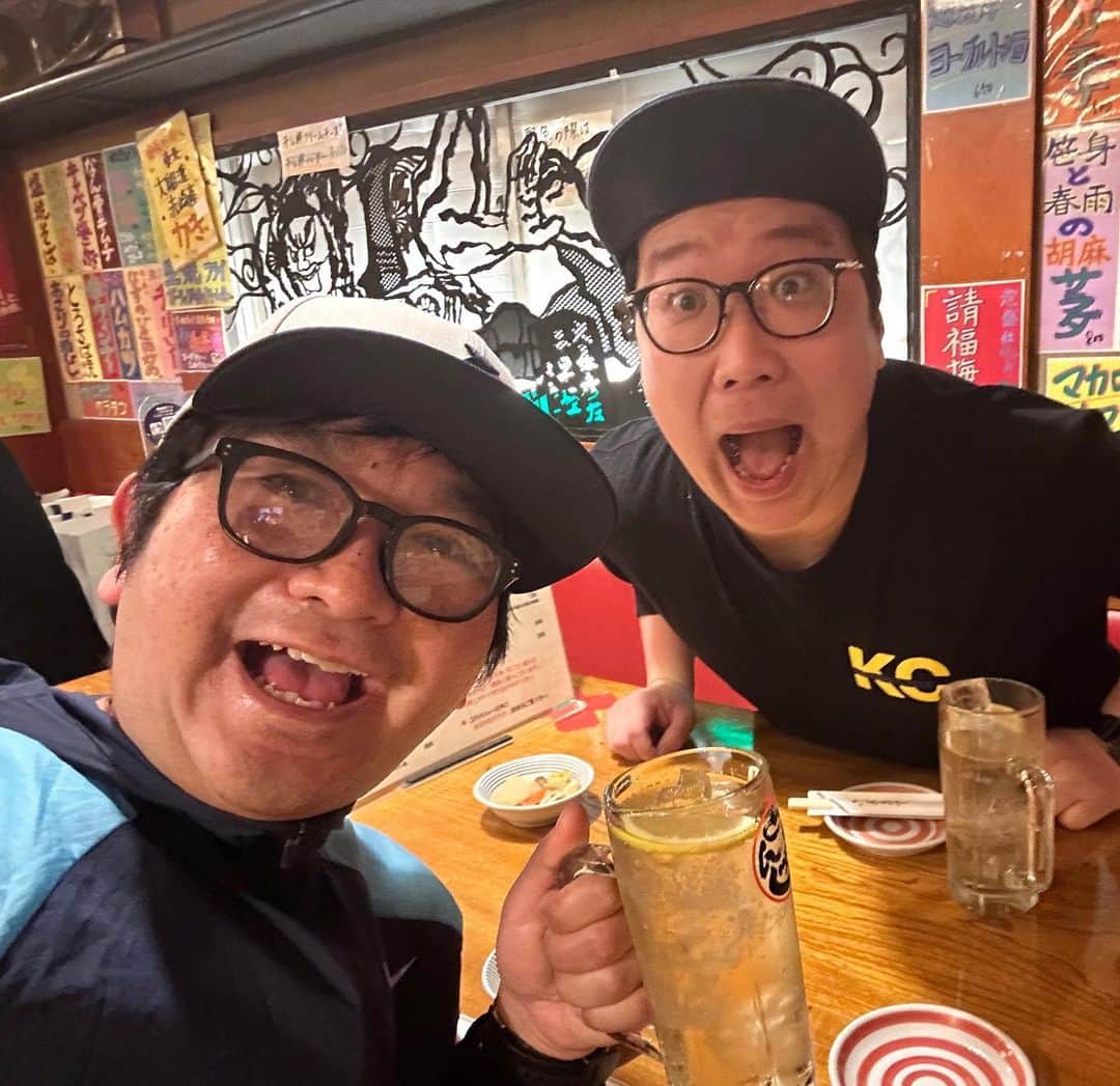 のインスタグラム：「元芸人で同じ事務所だった先輩の栗焼さんと乾杯しました。14日ぶりにお酒を飲みました。2週間お酒飲んでなかったのに顔パンパンです。ノンノンです。  #栗焼力裕 さん #居酒屋 #乾杯 #小石田純一 #お笑い芸人 #ものまね芸人 #酔っ払い」