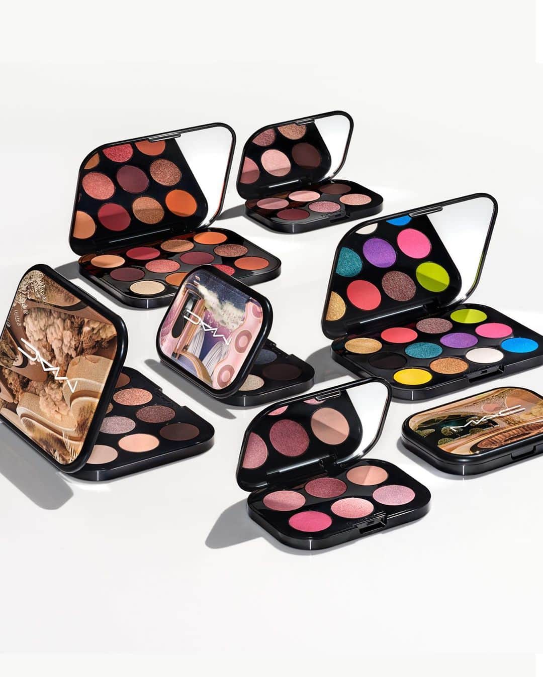 M∙A∙C Cosmetics Japanのインスタグラム：「＼明日オンライン＆全国発売／ カラフルに、クリエイティブに🎨 ひと塗りで鮮やかな発色、心地よい付け心地の 新アイシャドウパレットが誕生！ あなたのカラーと組み合わせを見つけて、アイメイクで新しい自分へコネクト✨ スワイプしてシェードをチェック👉  ■コネクト イン カラー アイシャドウ パレット x 6 (全4種 / 税込¥6,710) ■コネクト イン カラー アイシャドウ パレット x 12 (全3種・内1種店舗限定/ 税込¥9,900)  *4/28 (金) 公式オンラインショップ＆全国発売  #MACコネクトインカラー #MACCONNECTINCOLOUR #次世代アイパレット #MACアイシャドウ」