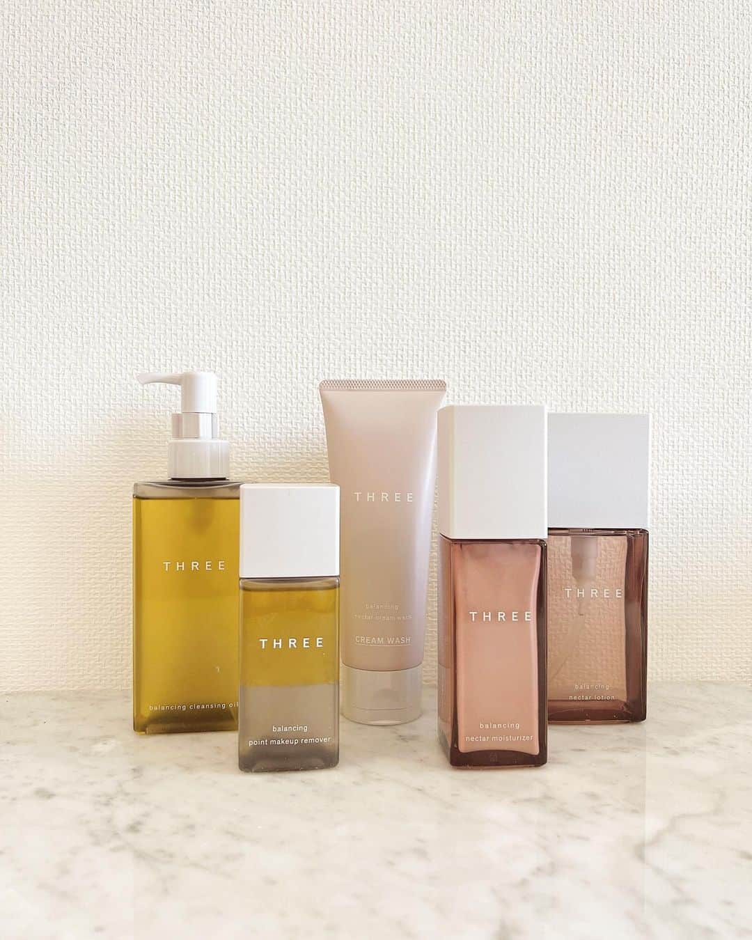 のインスタグラム：「春の新作🌸 THREEのスキンケア✨  ポイントメイクアップリムーバー クレンジングオイル クリームウォッシュ ローション モイスチャライザー  新しいスキンケアを使う時、ワクワクしますね☺️ いい香り〜🍃  #threecosmetics」