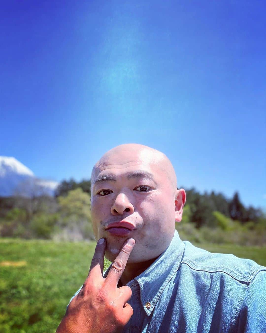 あばれる君さんのインスタグラム写真 - (あばれる君Instagram)「世界遺産富士山の目の前でどんぶりラーメン🍜マグカップラーメンとはんごうの蓋ラーメンも見た目がなんか良かったです‼️😋✨」4月27日 14時26分 - abarerukun