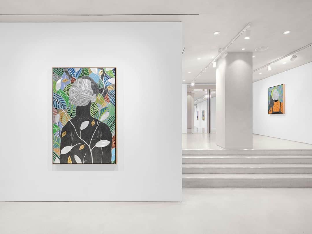 のインスタグラム：「4月28日よりOnitsuka Tigerのロンドン旗艦店で展開中のアートプロジェクト「Tiger Gallery™」 第四弾として、ジュネーブを拠点に活躍するカメルーン人アーティスト、Maurice Mboa(モーリス・ンボア) の新作絵画を集めた個展『Immersion』を開催いたします。 インパクトありながらも、とても繊細な作品が大好きです。 ロンドンの皆さん是非お立ち寄りください。  Maurice Mboa: Immersion Tiger Gallery™ 249-251 Regent Street, London W1B 2EP  On view: April 28 - May 27, 2023  @mboamaurice  @tigergallery1949  @onitsukatigeruk  @onitsukatigerofficial   @artintelligenceglobal  @bennuglobalentertainment  @yuki_terase  @jackeis  @so_you_mean  @keitatakagi  @waka_0604   #OnitsukaTiger #TigerGallery #MauriceMboa #ArtIntelligenceGlobal」