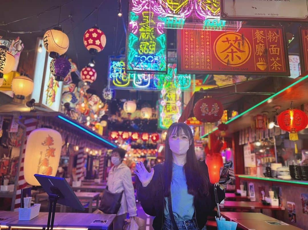 紗々さんのインスタグラム写真 - (紗々Instagram)「先日、話題の #歌舞伎町タワー へ行ってきました…！  お誘いが無かったら、openしてからこんなに早く立ち入る事はなかったのではないかな、ってくらい縁遠い場所だと思っていました🤭笑  2Fの飲食店は日本全国のご当地グルメを食べる事が出来るようで、好きな地域のゾーンに座ってオーダーする感じ🍚  平日のお昼だからか店員さんが足りてなく、お席はあるけどお料理が40分50分待ちと言われ、断念💦  ぐるりと見学して帰ってきました(ﾟωﾟ)  キラキラのネオンの近未来感可愛い✨ 3階はゲームとBAR。ここもいい感じ✨ (そして3Fにはちゃんと女性用トイレがありました)  今のところ平日のお昼なら快適に過ごせるのではかいかって感じでした✨ お昼から飲みたいね🫣🍺  突然の新宿×エヴァにもテンション上がったー🤭！ (ちなみに私のバッグは初号機カラーFILAコラボのでした！)  サクッとですが観光できて楽しかったです♫  また人が少ない平日お昼に何か食べて飲んでみたいなー！  #東急歌舞伎町タワー #ネオン #観光スポット #エヴァンゲリオン #kabukicho #kabukichotower #evangelion #shinjuku #japan #japanesegirl #photography」4月27日 14時24分 - 03sasa03