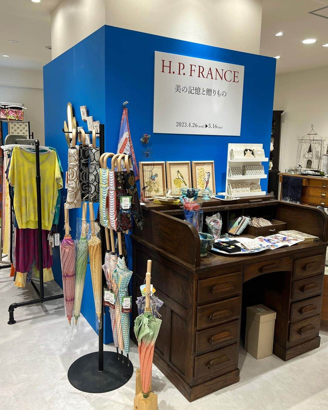 HPFRANCE　アッシュペーフランスさんのインスタグラム写真 - (HPFRANCE　アッシュペーフランスInstagram)「神戸阪急にてH.P.FRANCE POP UP SHOPが始まりました。美しいモノやコトに触れた時に感じる幸福感。感性を刺激することで、遥か昔から受け継がれた「美の記憶」 を呼び覚ます...。期間中は、「母の日」にぴったりのギフトや、日々の暮らしを豊かにするインテリア雑貨、アクセサリー、傘、お洋服などが特別な空間に揃います。H.P.FRANCEの特別なセレクションで、上質なひとときをお楽しみください。  【開催概要】 ■期間: 4月26日(水)〜5月16日(火) ■場所: 神戸阪急 本館4階(神戸市中央区小野柄通8-1-8) ■電話番号: 078-221-4181(代表) ■営業時間: 10:00-20:00   【参加ショップ】 @hpdeco_aosando @suikin_bunkogawa @juanadearco.jp @roomsshop @drama_hpfrance 他」4月27日 14時25分 - hpfrance_official