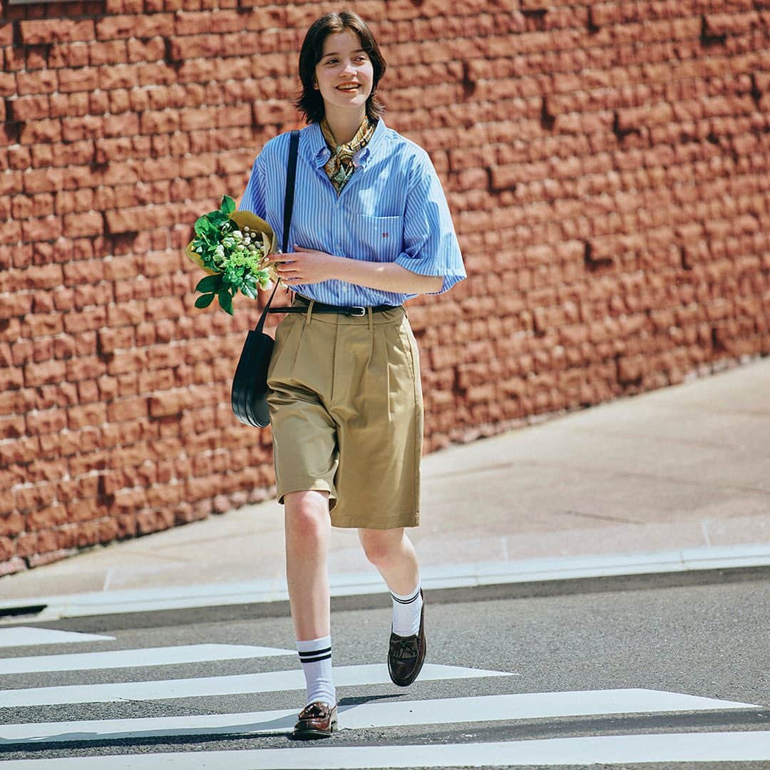 FUDGEのインスタグラム：「"‣ ‣ ‣トラッドガールの夏シャツ。《MONO-MART LADY'S（モノマートレディース）》のボタンダウンシャツに一目惚れ ∟（ @monomart.ladys_official ）  “今着たい”デイリーワードローブがそろう《MONO-MART LADY'S》。中でも、トラッドスタイルが好きな彼女が最近ハマっているアイテムが半袖の「ナンバリング刺繡ボタンダウンシャツ」。2022年秋冬の人気シャツをアップデートした新作で、着映えするシルエットとデイリーに楽しめる豊富なカラーバリエーションが魅力。MとLの2サイズ展開で、ユニセックスなアイテムだからパートナーとおそろいにしてみても？早速チェックして、この夏のオシャレ計画に役立てよう。  >>PHOTO 01,02_お気に入りのシャツに＋α 近頃はシャツが気分で、週7シャツコーデを満喫中。親友のバースデーランチの約束がある今日は、《MONO-MART LADY'S》のシャツにハーフ丈のチノパンを合わせたスタイルに、スカーフをプラスしてよりシックなムードにシフト。ボタンダウンシャツは、コーディネート次第でがらりと雰囲気が変わるから色々な組み合わせを試してみたくなる。プレゼントするブーケを持って、さあ、待ち合わせ場所へ！  ナンバリング刺繡ボタンダウンシャツ¥3520／MONO-MART LADY'S(モノマート)  >>PHOTO 03_明日はどれを着ようかな？ デイリーからちょっと特別な日のお出かけまで使えるブリティッシュトラッドなボタンダウンシャツ。色柄違いでそろえたら、毎日のコーディネート選びがもっと楽しくなった！図書館で勉強予定の明日は、プレーンなホワイトのシャツを主役に、お気に入りのアイウェアを合わせて知的なガールになりきりたい。  ナンバリング刺繡ボタンダウンシャツ 各¥3520／MONO-MART LADY'S(モノマート)  #monomartladys #モノマートレディース #ストライプシャツコーデ #PR  photograph：Kojima Yohei stylin：Ogura Fuko hair&make-up：Suzuki Karen model：ASTER text：Suzuki Ryoko edit：Takehara Shizuka cooporation：Hasegawa Machiko Art Museum  - - - - - - - - - - - - - - - 『FUDGE』2023年5月号は『 GOOD STYLE 150 春はデニムが気分です 』特集📖✨ むくむとやる気がみなぎる今日この頃。ふとお洒落がマンネリになっているのではないかと思案する。 そうだ！柄物に挑戦してみよう。デニムと一緒なら簡単に可愛くできるはず。  全国の書店、コンビニ、webで人気販売中です！◎ ぜひ最新号をゲットして @fudge_magazine をタグ付けしてくださいね！  《FUDGEの他のアカウントも更新中》 ⌎men'sFUDGE @mensfudge ⌎snap @fudge_snap ⌎online store @fudge_online_store  ⌎friend @fudge_friend  ⌎coffee @fudge_coffee  #fudge #ファッジ #fudge_magazine #洋服好きな人と繋がりたい #服好き #おしゃれ女子 #おしゃれ好き #お洒落好き #お洒落女子 #シャツ #Tシャツ #靴 #くつ #ボトム #トップス #コーディネート #カジュアルコーデ #春コーデ #夏コーデ #スカートコーデ」