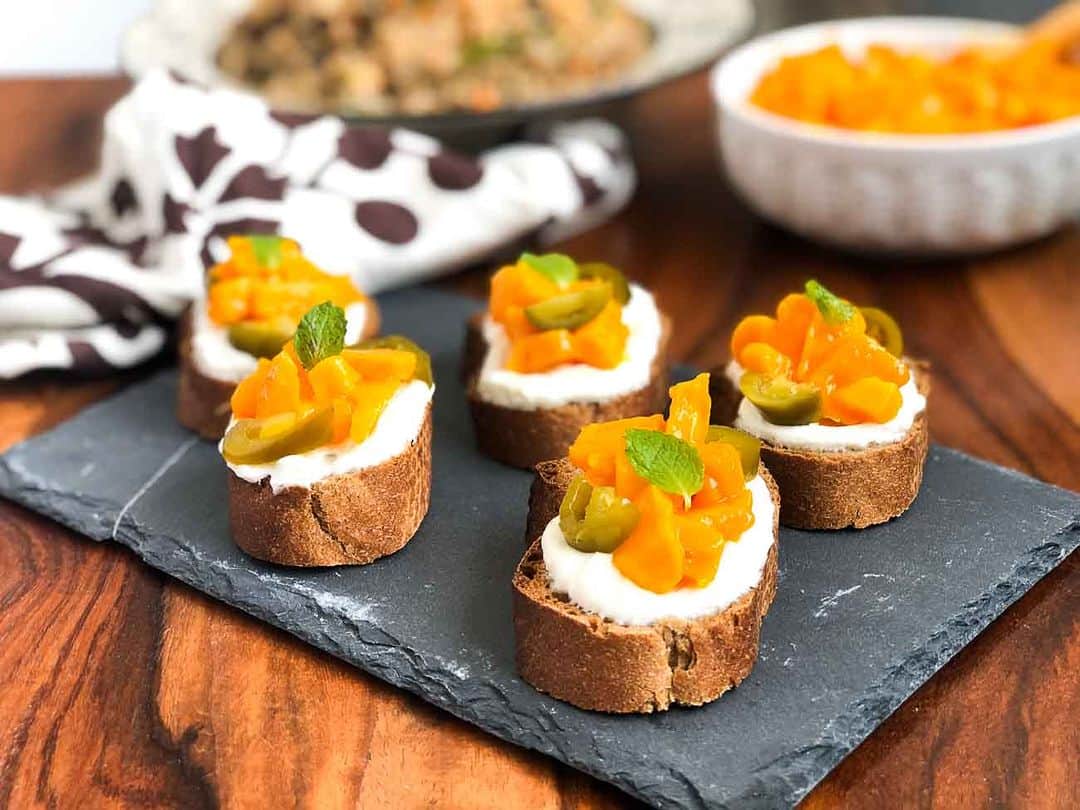 のインスタグラム：「#mangorecipes   Mango Jalapeno Bruschetta Recipe is a refreshing party appetizer that is made by slathering some smooth garlic yogurt over a crispy slice of baguette topped with fresh ripe mangoes and some jalapeños to add zing. This is one of my all time favorite party food and I am sure you will like it too!  Ingredients 1 Baguette 3 Mango (Ripe), peeled, cored, and cut into cubes  4 tablespoons Pickled Jalapenos Mint Leaves (Pudina), to garnish  For the Garlic Yogurt  1 cup Hung Curd (Greek Yogurt) 2 tablespoons Lemon juice 1 tablespoon Garlic, minced  Salt, to taste   👉To begin making the Mango Jalapeno Bruschetta Recipe, we need to first make the Garlic Yogurt.   To make the Garlic Yogurt  👉In a mixing bowl, combine the hung yogurt with some salt, lemon juice, and minced garlic, and whisk well until smooth.   To assemble the Mango Jalapeno Bruschetta 👉Slice the baguette into 1/2 inch thickness, and arrange the slices on a serving platter.  👉Next spread a layer of garlic yogurt, now arrange the mango cubes over it along with some chopped jalapeños.  👉Garnish the Mango Jalapeno Bruschetta with mint leaves and serve.」
