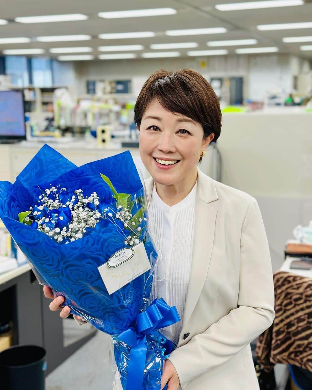 MBSアナウンサー公式のインスタグラム：「💐 誕生日を迎えた関岡アナ！ ラジオリスナーの方から 青いバラの花束を送られて、 とても嬉しそうです！  「何歳になったんですか？」とは 聞かないでおきました！  各自調べてね！  #アナウンサー #ハッピーバースデー #青いバラ  #永遠の少女 #まだ定年じゃないよ」