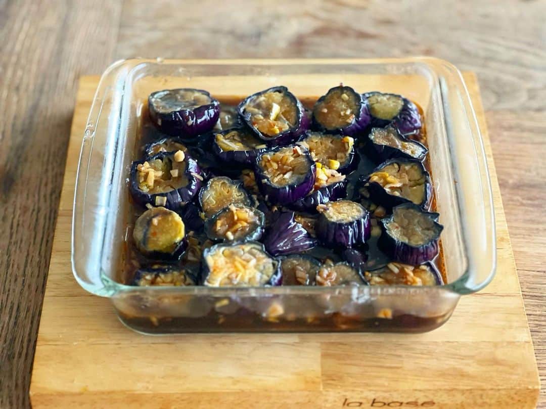 神崎恵のインスタグラム：「🍆 染み込み染み込みいいお味です。  #おうちごはん #神恵ごはん 我が家の定番」