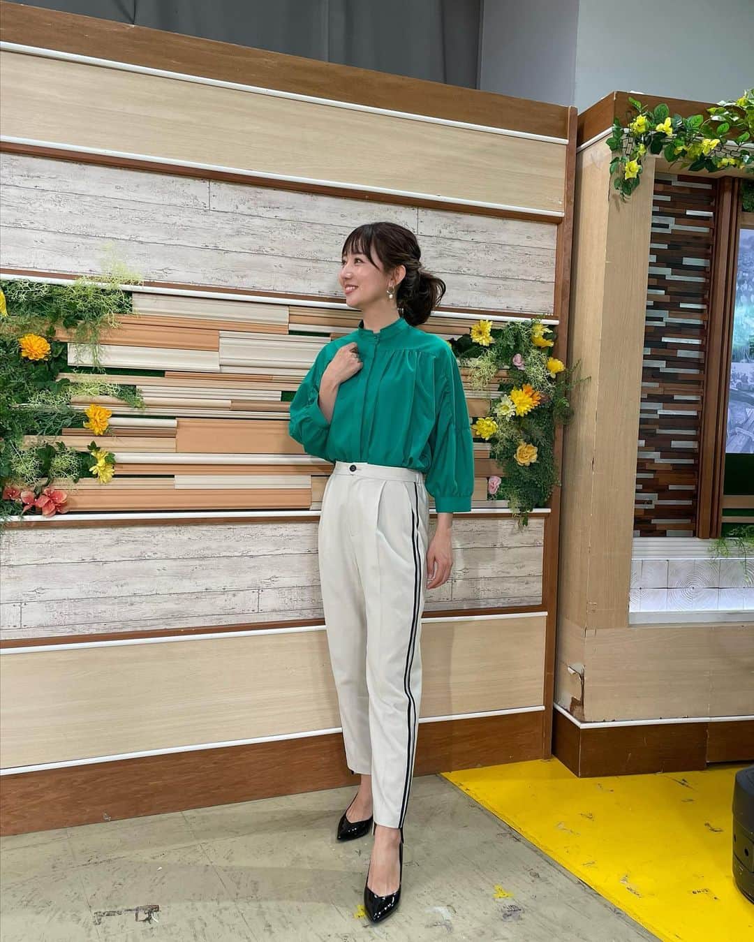 豊崎由里絵のインスタグラム：「. 寒暖差アレルギーが辛すぎて 30秒に1回鼻をかんでいる私です。  あと少しでGW！！🥹❤️ 踏ん張りましょう〜🐸！！！  ちなみに、GW中も普段と変わらず TOKYO MX「堀潤モーニングFLAG」は7:00から生放送です✨ ぜひ、見てね〜❤️  こちらは先週の衣装たち。  🍀4/17(月)【グリーンブラウス＋サイドラインパンツ】 ブラウス&パンツ→@rawfudge_official  🍀4/18(火)【ブルーワンピース】 ワンピース→@rawfudge_official  🍀4/19(水)【白プリーツブラウス＋エメラルドグリーンパンツ】 ブラウス＋パンツ→@rawfudge_official  🍀4/20(金)【ブルーストライプ×フリルブラウス＋ブルースカート】 ブラウス＋スカート→@rawfudge_official  #ootd  #女子アナコーデ  #アナウンサー  #アナウンサー衣装  #ニュースキャスター」