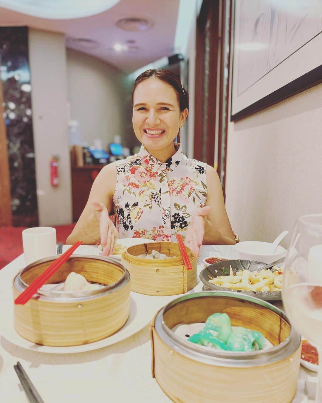 瀬間友里加のインスタグラム：「まだ妊娠8ヶ月ぐらいの頃、飲茶へ連れて行ってもらいました🥟❤️ 美味しすぎて満面の笑みの私💁‍♀️笑 昨年のテニスイベントでお声がけいただき、そこから知り合えたまなさんと💕海外生活での子育てやシンガポールの色々教えてもらっております🥰 @manatogo  まなさんのテニス熱が凄くて一緒にいると私も早くテニスしたいなぁと思ってくる🎾🥰やっぱりテニスって世界中どこでもできて友達できるし最高だよね🎾あぁ早く身体動かしたい🏃‍♀️ 1人目の時は赤ちゃんのことを考えテニスはお休みしてましたが、2人目ともなると9ヶ月でもテニス出来ちゃいました🤣🎾 #singapore #lunch #tanglinclub #シンガポール #シンガポール在住 #シンガポール生活 #tennis #tennisplayer」