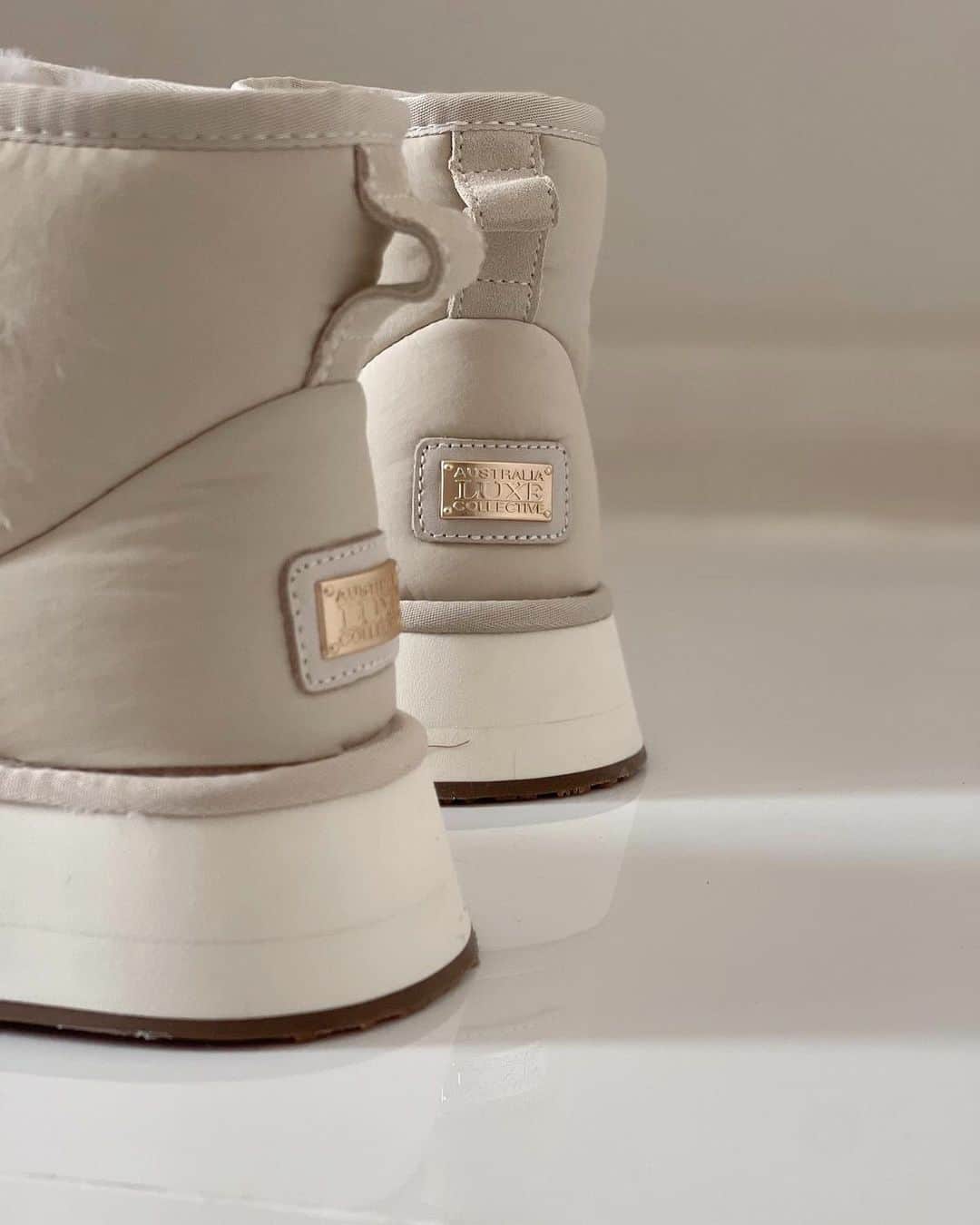 オーストラリアラックスコレクティブのインスタグラム：「The Heritage X Platfoam’s are a closet necessity during these extra chilly seasons 🌦️  Who doesn’t love a year round shoe?!   Click the link in bio to find other styles and colors in these luxe shoes 🥰」