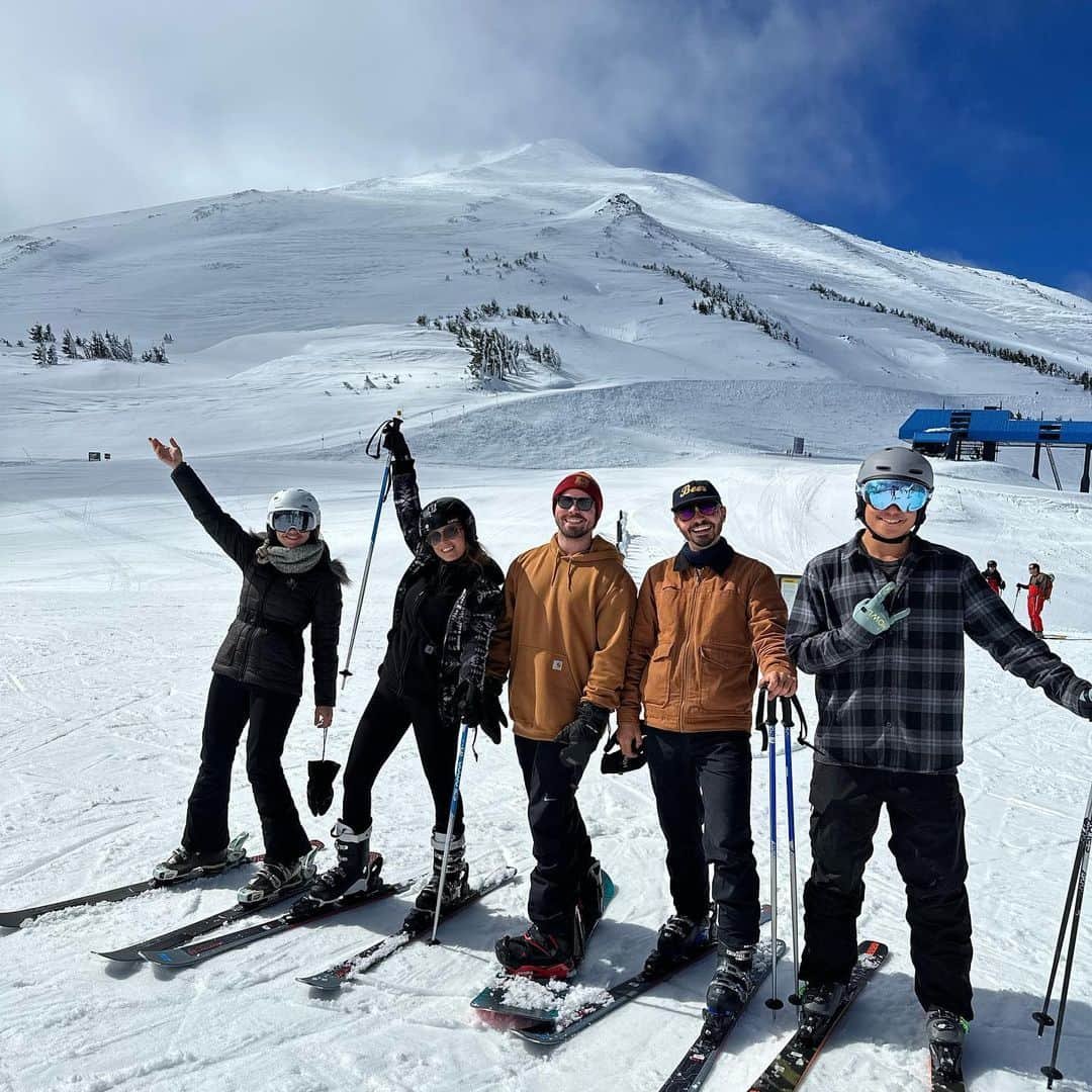 ホーランド・ロデンさんのインスタグラム写真 - (ホーランド・ロデンInstagram)「Rendezvan, @mtbachelor , you gave me my new found passion for orange on orange. Your WWI enthusiast skier I really didn’t see coming. 90s day should be everyday. The weather was shit but sno exotic and the parking lot igloo were born out of that shit. I highly approve of the dumpling and kebab  stand. I’m just glad this was a not so low key dog festival bc I am in love with a 100 new mountain dogs. Only ski van meet up perhaps in the world! Good on y’all! I am mostly grateful for all the new peeps I met and all my current friends I got to hang with. Well let’s be fully transparent - and snow ❤️ It was such a lovely time 💃🎿」4月28日 1時40分 - hollandroden