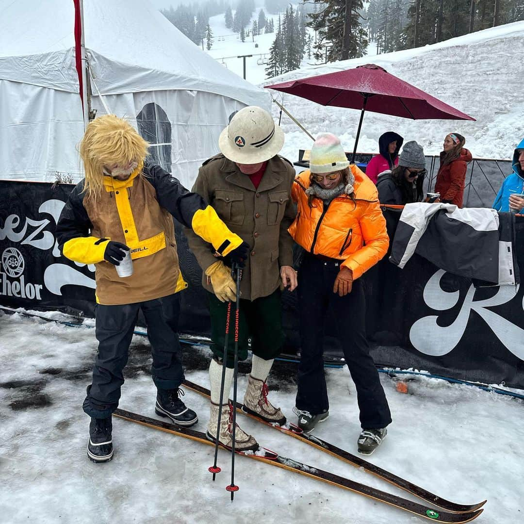 ホーランド・ロデンさんのインスタグラム写真 - (ホーランド・ロデンInstagram)「Rendezvan, @mtbachelor , you gave me my new found passion for orange on orange. Your WWI enthusiast skier I really didn’t see coming. 90s day should be everyday. The weather was shit but sno exotic and the parking lot igloo were born out of that shit. I highly approve of the dumpling and kebab  stand. I’m just glad this was a not so low key dog festival bc I am in love with a 100 new mountain dogs. Only ski van meet up perhaps in the world! Good on y’all! I am mostly grateful for all the new peeps I met and all my current friends I got to hang with. Well let’s be fully transparent - and snow ❤️ It was such a lovely time 💃🎿」4月28日 1時40分 - hollandroden