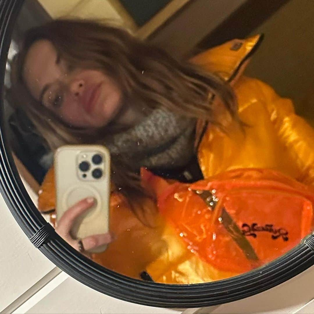 ホーランド・ロデンさんのインスタグラム写真 - (ホーランド・ロデンInstagram)「Rendezvan, @mtbachelor , you gave me my new found passion for orange on orange. Your WWI enthusiast skier I really didn’t see coming. 90s day should be everyday. The weather was shit but sno exotic and the parking lot igloo were born out of that shit. I highly approve of the dumpling and kebab  stand. I’m just glad this was a not so low key dog festival bc I am in love with a 100 new mountain dogs. Only ski van meet up perhaps in the world! Good on y’all! I am mostly grateful for all the new peeps I met and all my current friends I got to hang with. Well let’s be fully transparent - and snow ❤️ It was such a lovely time 💃🎿」4月28日 1時40分 - hollandroden