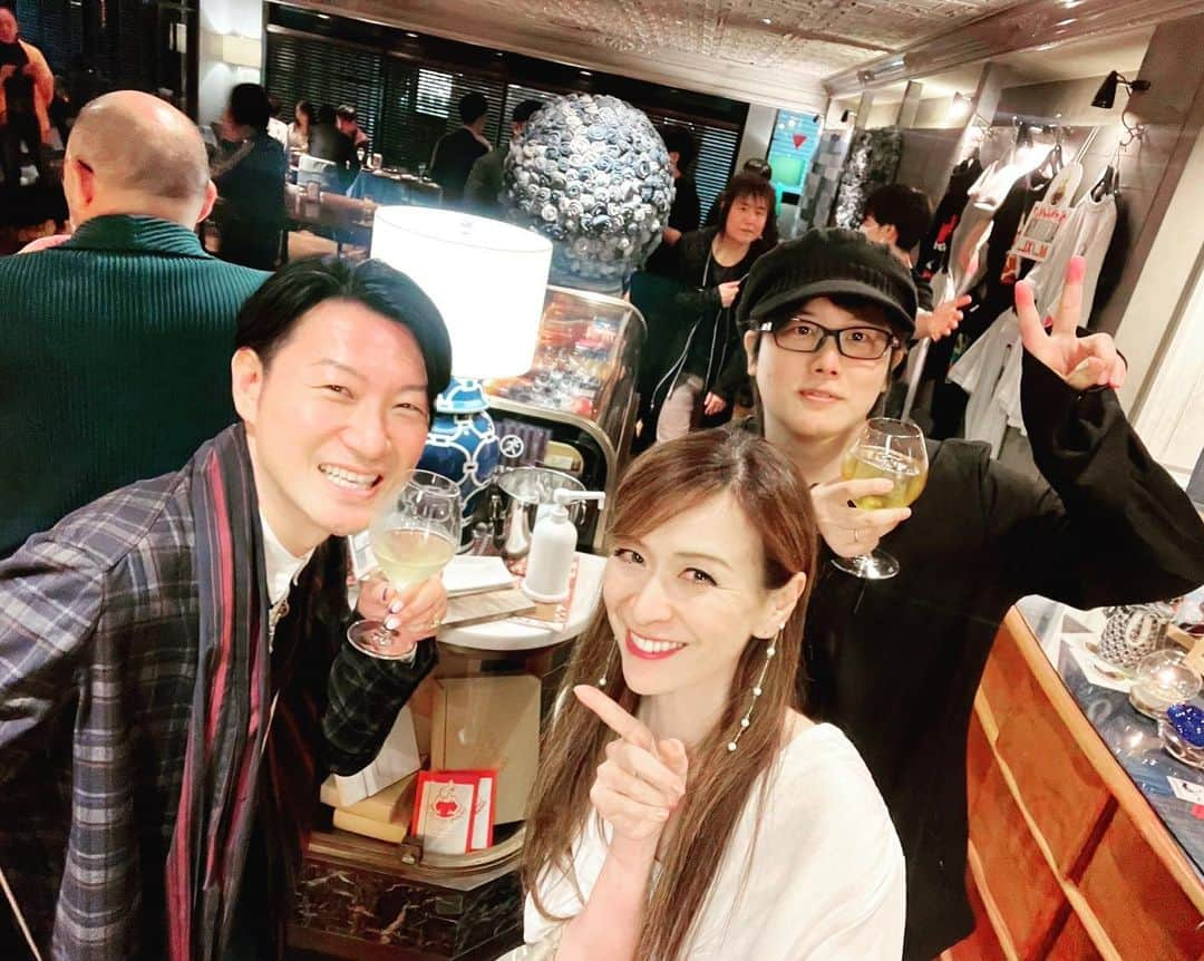 三浦祐太朗のインスタグラム：「kazさんの誕生日をお祝いしてきました。フードジャーナリストの里井真由美さんをはじめお久しぶりな方々ともお話出来て嬉しかったなぁ。あらためてお誕生日おめでとうございます🎉」