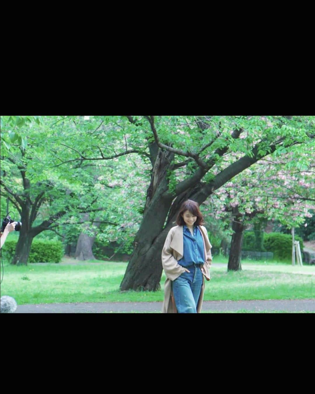 石田ゆり子さんのインスタグラム写真 - (石田ゆり子Instagram)「資生堂のCM 「みんな，いい顔してる」の 撮影風景。 八重桜満開の都内の公園にて。 気持ちよさそうに自由に歩いて，とのことでした🐕 このCMを観ていると この三年間の日々と、ここから始まる 少しだけ新しい日々に、 様々な思いが押し寄せます 時間は戻せないけど、ここから先の日々がどうか、希望のかけらが散りばめられた 優しい日々でありますようにと心から願います。 #資生堂 #みんないい顔してる」4月28日 0時11分 - yuriyuri1003