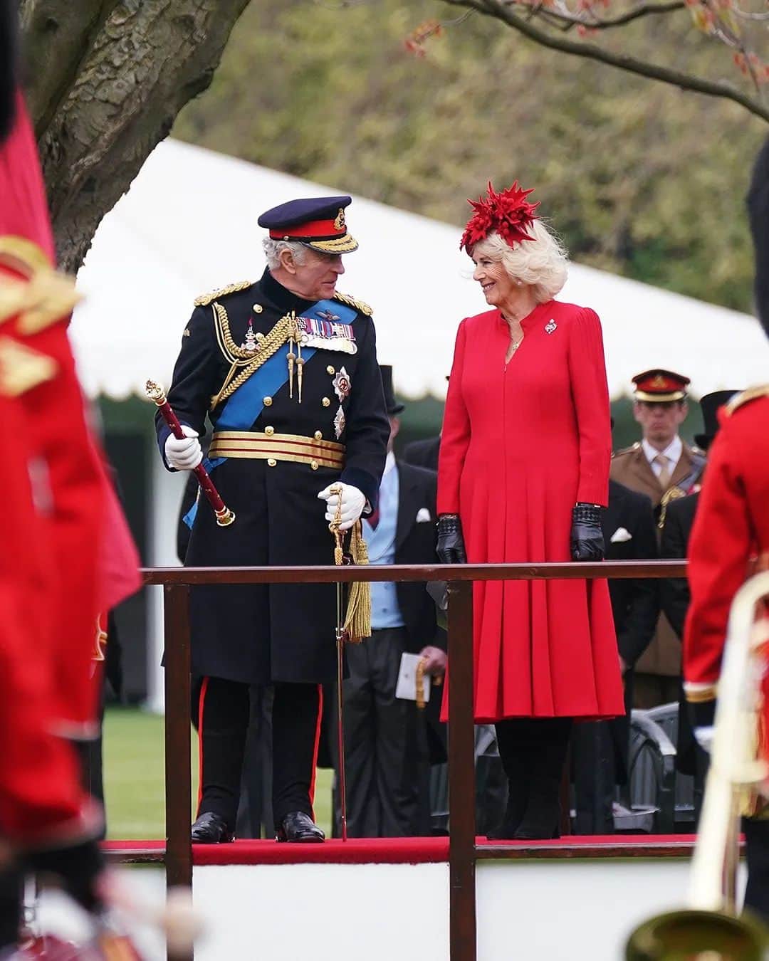 ロイヤル・ファミリーのインスタグラム：「“It is the greatest possible privilege to be able to present a new Standard and Colours to you today in a unique Tri-Service event in preparation for our Coronation”  Soldiers, sailors, airmen and women (+ horses!) were at Buckingham Palace today, as The King, accompanied by The Queen Consort, presented new ‘Colours’ and ‘Standards’ to the:  ⚓ @RoyalNavy 🐴 Life Guards of the @household_cavalry 💂The King’s Company @Grenadier.Guards ✈️The King’s Colour Squadron @royalairforceuk  The four Colours and Standards consecrated today will be seen during Their Majesties’ Coronation Procession. Today’s ceremony was the first Colours presentation at which all three Services of the Armed Forces were represented.」