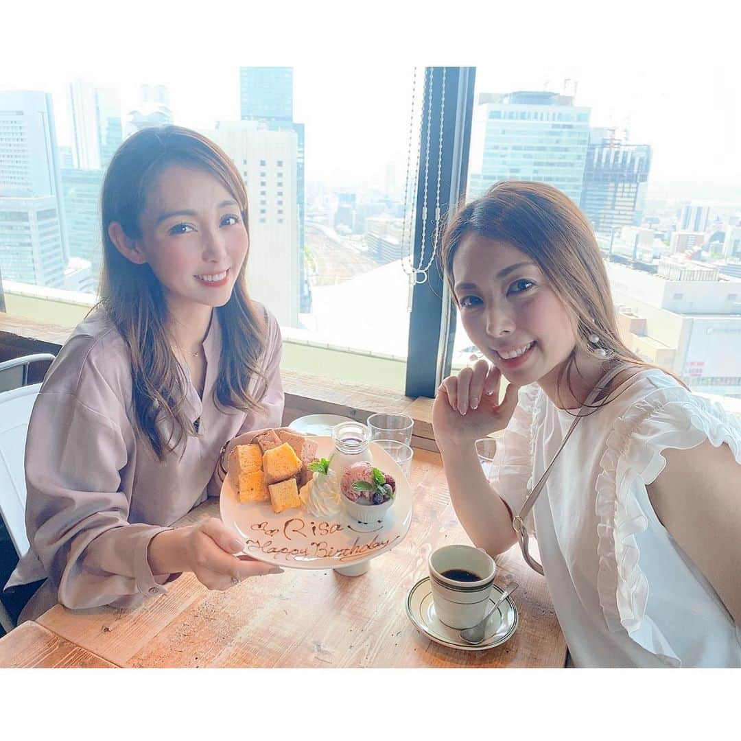 澤野井香里さんのインスタグラム写真 - (澤野井香里Instagram)「大阪でお買い物の後、お迎えまでの間に母と妹とサクッとランチ🍴✨ @sumi_to_farm   角のお席からは大阪が一望できて、とってもいい景色で夜景もすごく綺麗そぅ💫 （京都はなかなか高層の所がないから、景色のいい所好き😎）  Farmコース🍽にしたら、地鶏のカルパッチョや香ばしい炭火焼き豚ロースのグリルマスタードソース、ワイン🍾の進む貝のガーリックバター蒸しにハーブ香る地鶏のボロネーゼ🍝etc 盛りだくさん❣️  Happy birthday Risa🎂✨  デザートはバースデープレートで妹のお誕生日のお祝いも＾＾🥂  駅直結だからすぐお迎えも行けてアクセスいいのが助かる😉  #ks_23✨ #ks_osaka✨ #大阪 #梅田 #osaka #sumitofarm #woomypr #炭とファーム #炭火料理 #炭火グリル #ファームレストラン #大阪ランチ #大阪カフェ #大阪グルメ #阪急グルメ #32番街 #グルメ女子 #大阪梅田阪急 #阪急グランドビル」4月28日 0時05分 - kaori_sawanoi