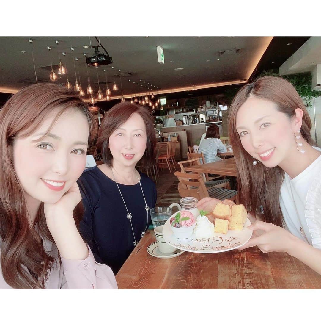 澤野井香里のインスタグラム：「大阪でお買い物の後、お迎えまでの間に母と妹とサクッとランチ🍴✨ @sumi_to_farm   角のお席からは大阪が一望できて、とってもいい景色で夜景もすごく綺麗そぅ💫 （京都はなかなか高層の所がないから、景色のいい所好き😎）  Farmコース🍽にしたら、地鶏のカルパッチョや香ばしい炭火焼き豚ロースのグリルマスタードソース、ワイン🍾の進む貝のガーリックバター蒸しにハーブ香る地鶏のボロネーゼ🍝etc 盛りだくさん❣️  Happy birthday Risa🎂✨  デザートはバースデープレートで妹のお誕生日のお祝いも＾＾🥂  駅直結だからすぐお迎えも行けてアクセスいいのが助かる😉  #ks_23✨ #ks_osaka✨ #大阪 #梅田 #osaka #sumitofarm #woomypr #炭とファーム #炭火料理 #炭火グリル #ファームレストラン #大阪ランチ #大阪カフェ #大阪グルメ #阪急グルメ #32番街 #グルメ女子 #大阪梅田阪急 #阪急グランドビル」