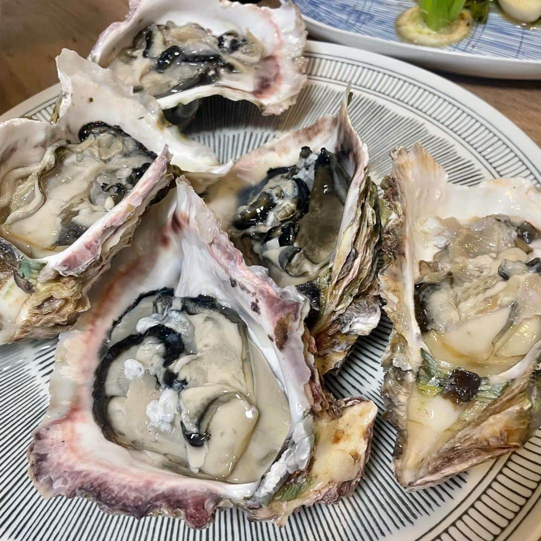けんじるさんのインスタグラム写真 - (けんじるInstagram)「今宵！  ネゴシックスさんと牡蠣をツマミにワインを嗜みさせて頂きました。  牡蠣が普通じゃない育ち方の大きさのモノでヤバうまでした！  #グルメ #牡蠣 #ネゴシックス #芸人 #吉本」4月28日 0時08分 - kenjiru0318
