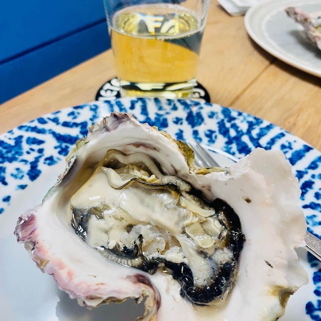 けんじるさんのインスタグラム写真 - (けんじるInstagram)「今宵！  ネゴシックスさんと牡蠣をツマミにワインを嗜みさせて頂きました。  牡蠣が普通じゃない育ち方の大きさのモノでヤバうまでした！  #グルメ #牡蠣 #ネゴシックス #芸人 #吉本」4月28日 0時08分 - kenjiru0318