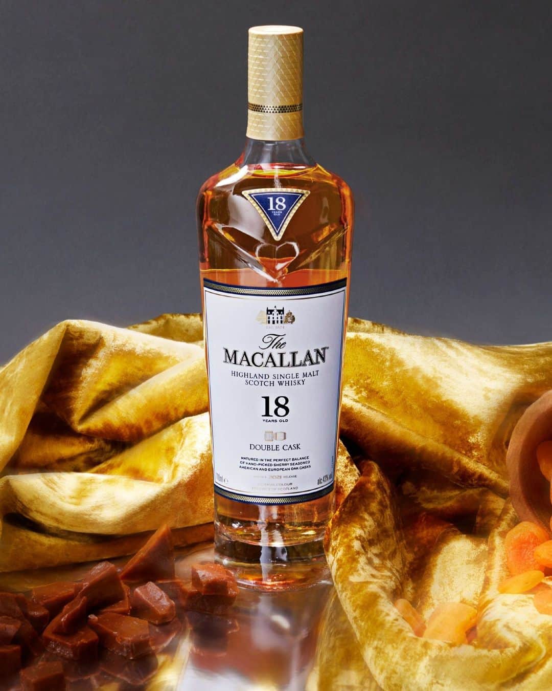 The Macallanのインスタグラム：「A collaboration between The Macallan and acclaimed artist @erikmadiganheck captures the prominent tasting notes of The Macallan Double Cask 18 Years Old.⁣ ⁣ Depicting the key flavours of treacle toffee, sweet ginger, dried fruits and nutmeg, this single malt stands proud as a marker of extraordinary craftsmanship. The gold velvet nods to the whisky’s harmonious balance of flavour and long, warm finish.⁣ ⁣ Crafted without compromise. Please savour The Macallan responsibly.⁣ ⁣ #TheMacallan #TheMacallanDoubleCask」
