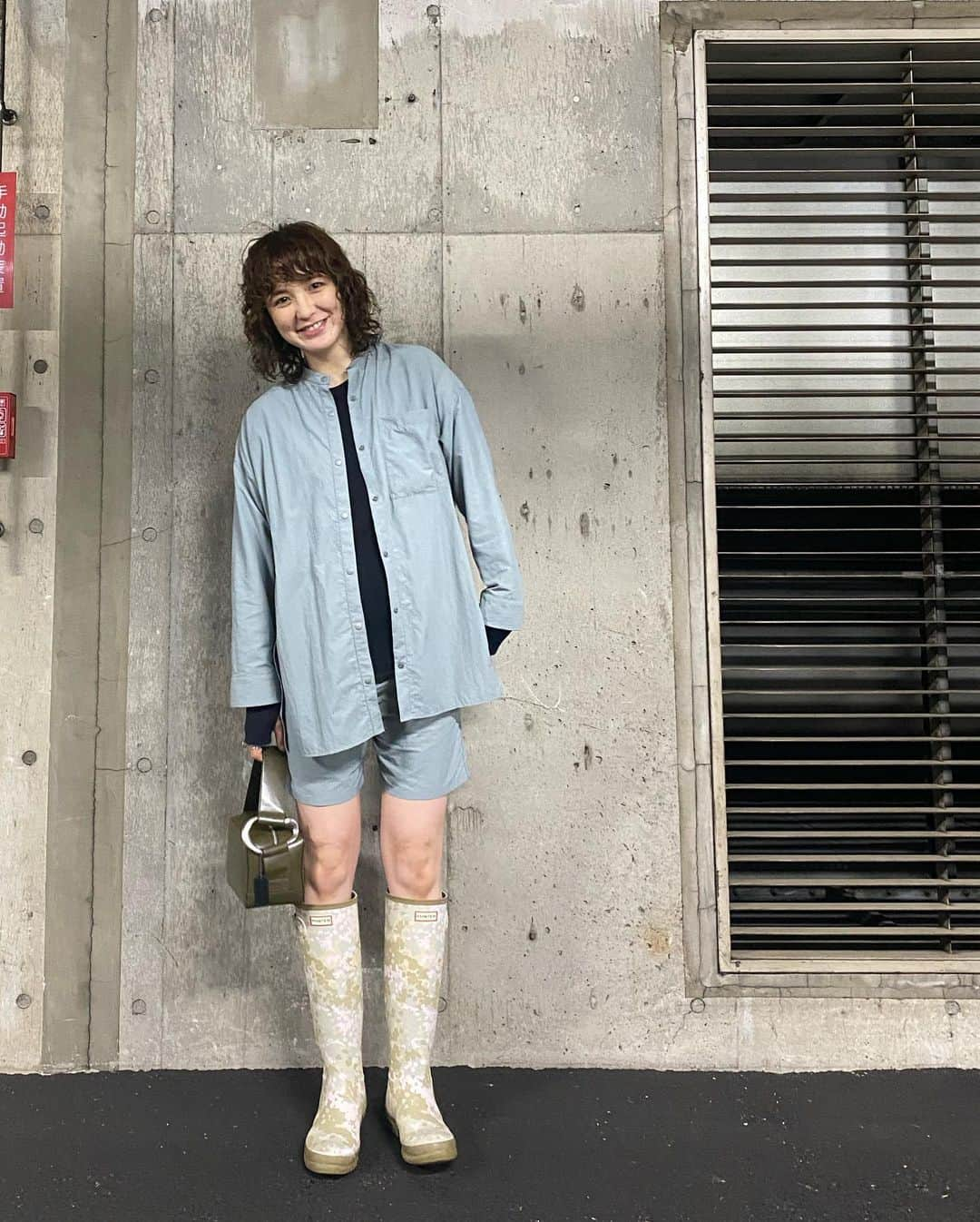 片桐ゆたかさんのインスタグラム写真 - (片桐ゆたかInstagram)「熱冷めやまないうちに after⭐︎新しい私  ストーリーズにたくさんの好感DMと❤️ ありがとうございました🙇‍♀️  母親としての大仕事(出産)に備えて ずっと計画していた念願のくるくるパーマ💫💫💫  大大大満足です🥰 髪型が違うだけでこんなにも気分あがるし楽なんだと👏 @ayakoyanagi の魔法にかかり 気持ちまた新たにファッションやメイクが楽しめそうです😍 ありがとうございました❣️  #ラブマイセルフ 🌈  お友達から送られてきたDMで 今の自分に響きまくったのでこれからたくさん使っていこう🤗  車移動が多くなり体重の増え方が今まで以上に早く 膝上の浮腫んだお肉は妊婦期間のご愛嬌です🤰🏻笑  #イメチェン#片桐ゆたか#パーマ#時短#至福ゆたか #3人目#妊娠中#9ヶ月#ママコーデ#シフクユタカ  #yutakakatagiri #sraw #daikawama」4月28日 0時15分 - yutaka_katagiri