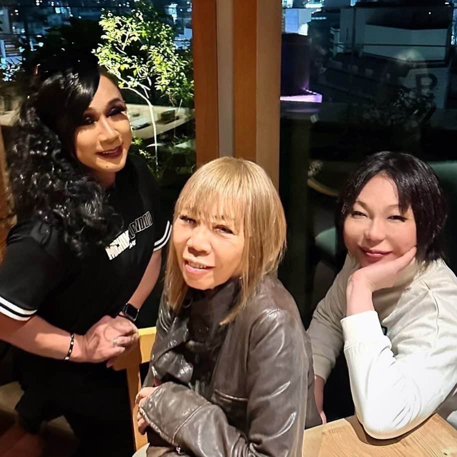 ミチコ ロンドンのインスタグラム：「london育ちのミッツさん🇬🇧 当時のイギリス音楽シーンや、懐かしい共通の話題って最高ですね。日本人学校がカンデムからイーリングになった話から伊勢丹の話。 関西と東京のイントネーションの面白い話まで。  すごい知的でチャーミングなミッツさん、いつかlondonでも会いたい方です😊 @mitz_mangrove   #london #ミッツマングローブ」