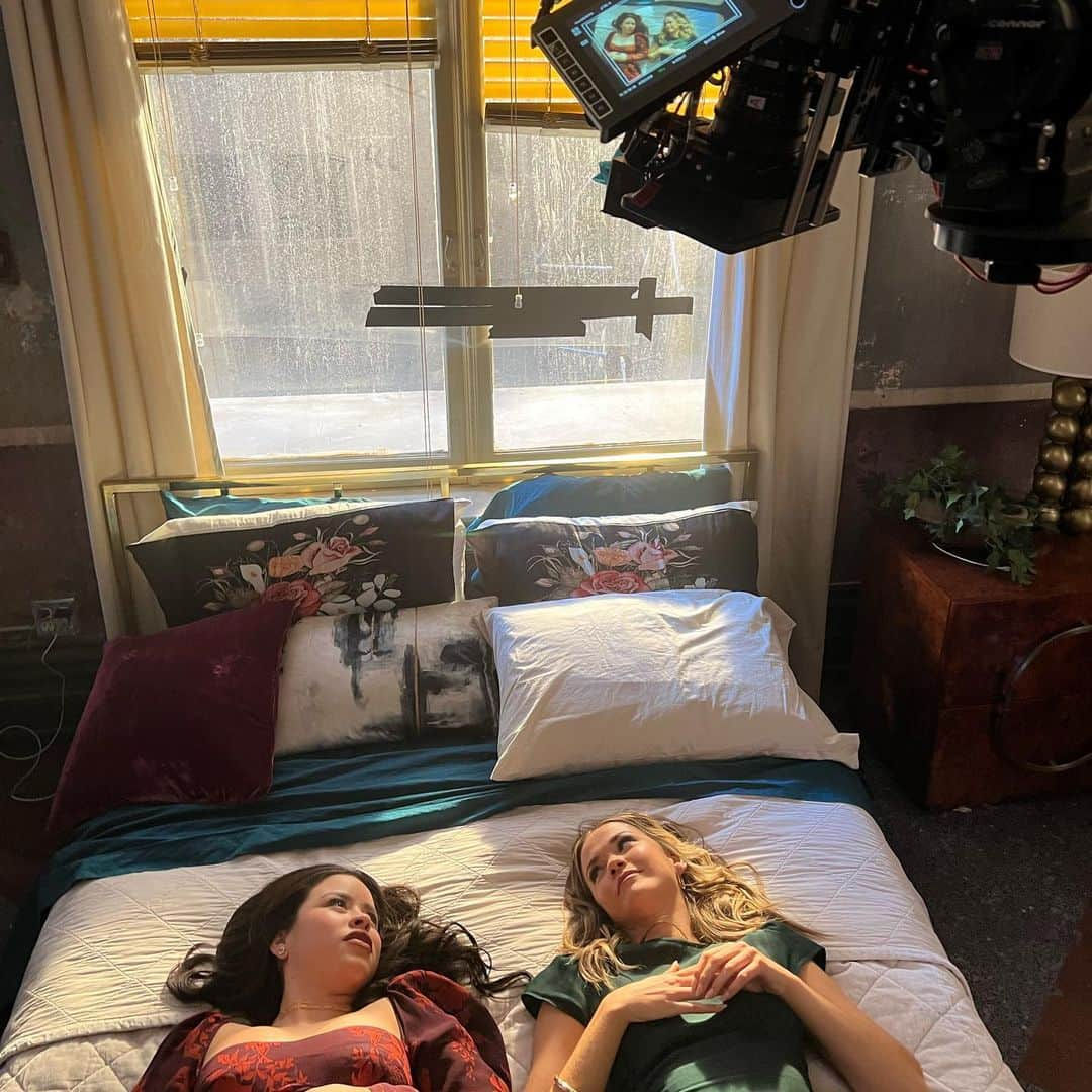 コンスタンス・ジマーさんのインスタグラム写真 - (コンスタンス・ジマーInstagram)「Here it comes a #thankfulthursday post… my episode I DIRECTED OF @GoodTrouble is all new TONIGHT at 10p/9c on @FreeformTV. Stream on @Hulu tomorrow and yes it’s a #thanksgiving episode in April with family revelations, conflicts and major decisions to be made! Once again this #GoodTrouble cast and crew (special shout out to @marcofargnoli_dp, @realbacon and production design extraordinaire @rachelkamermandesign) are amongst some of the best in the business because they all care so much and make even a difficult episode such a joy to create together! Welcome back some of TV’s favorite family members and mom’s @saumdays and @therealteripolo!! #bts」4月28日 0時30分 - constancezimmer