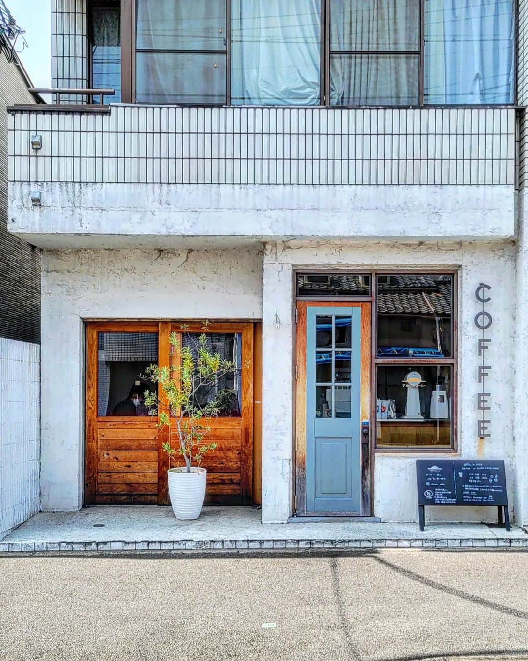 CAFE-STAGRAMMERさんのインスタグラム写真 - (CAFE-STAGRAMMERInstagram)「Why don't you come in for a cup of coffee and a chat? ところで、もうすぐゴールデンですか♪  #京都 #一乗寺 #☕ #京都カフェ #一乗寺カフェ #アカツキコーヒー #kyotocafe #kyoto #kyotojapan #kyotocoffee #akatsukicoffee #cafetyo #カフェ #cafe #咖啡店 #咖啡廳 #咖啡 #카페 #คาเฟ่ #Kafe #カフェ巡り #coffeeaddict #カフェ部 #cafehopping #coffeelover #カフェスタグラム #instacoffee #instacafe #京都カフェ部 #sharingaworldofshops」4月28日 0時28分 - cafetyo