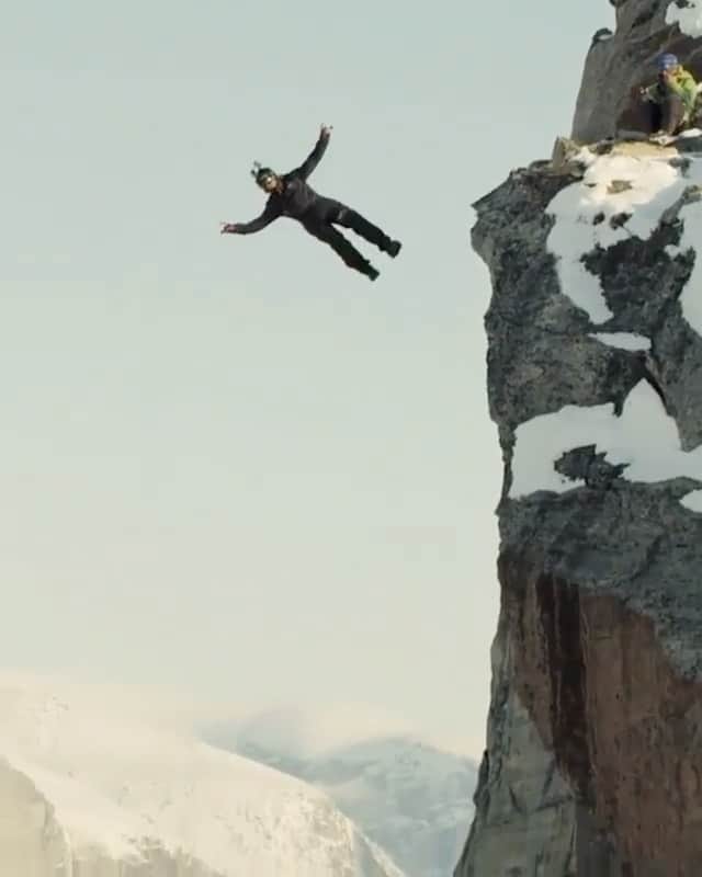 ジミー・チンのインスタグラム：「This was the last shot from a wild shoot I helped direct in Baffin a number of years ago... @jtholmesjr falling through the air. His description: "Fun. So damn fun."  🎥 by @dirkcollins」