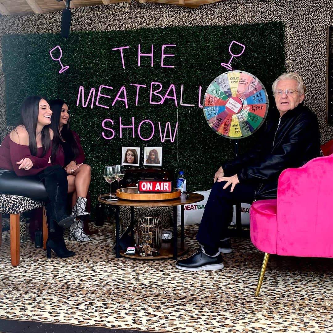 ディーナ・ニコール・コルテーゼのインスタグラム：「It’s so sad to hear the passing of Jerry Springer .. if you would of told my teenage self one day I’d interview the best host in the world .. I’d think you were lying..Me and nicole were so honored to have Jerry on our meatball show and were so shocked he even agreed .. he was such a good sport and was one of the sweetest people I’ve ever met.. he sat in my house and told us all about his life and how much he loved his wife .. he was non judgmental to our crazy antics and gave us such amazing advice.. I’m so happy I got to meet him and get to know him.. rest in peace Jerry you are and will always be a legend ❤️」