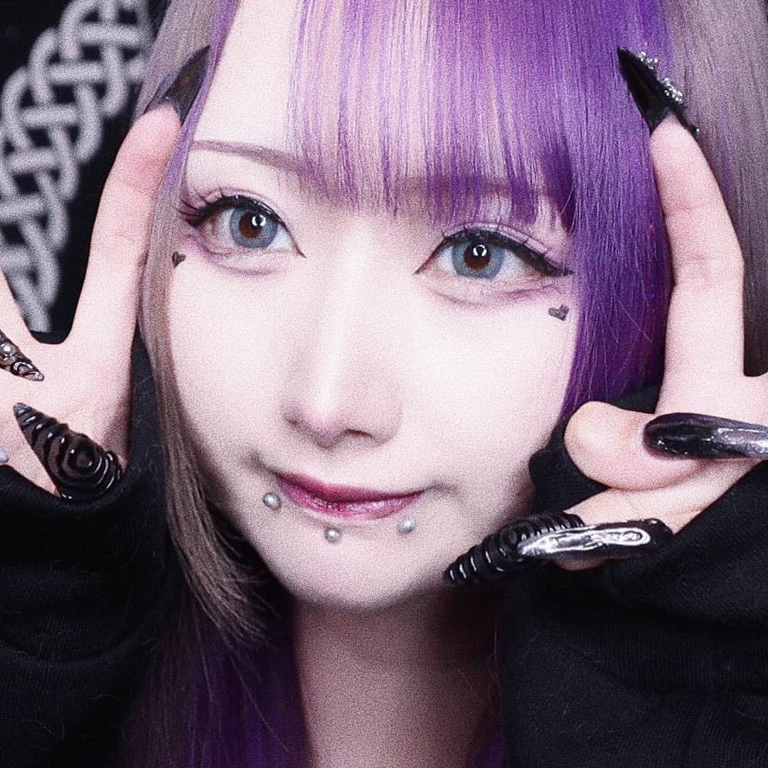 あんりゴンのインスタグラム：「YouTubeにSHEGLAMを使ったブルベメイクの動画あげたよ❤️‍🔥  使ったコスメはこちら↓ 下地 Birthday Skin プライマー -Pigment Perfector 【3848436】¥985  ファンデ ロングラスティング ソフトマットファンデーション - Fair 【1686674】¥1337  シェーディング Sun Sculpt リキッドコントゥア - Soft Tan 【3455762】¥703  コンシーラー兼ハイライト 12hフルカバレッジ コンシーラー - Whipped Cream 【1536246】¥562  お粉 ベイクドグロウ フェイスパウダー - Translucent 【1451786】¥632  アイブロウペンシル ブロージング ブロウキット - Taupe 【11569833】¥1014  03:26 アイシャドウ Violet Vision アイパレット 【2268263】¥1125  マスカラ オールインワン ボリューム&ロングマスカラ 【1273706】¥844  アイライナー Heart Eyes 2 -in-1 スタンプアイライナー 【11340181】¥492  下まつ偽造ライナー Multi-Tasker Line & Detail Eyeliner Pen-Black 【12709190】¥547  リップ シャイン リッププランパー - Makin' Me Blush 【13260942】¥703  フリーダ カーロ フローラ リップ ティント-カーロ 【13674247】¥666  ハイライト スターズ リキッドチーク ＆ ハイライター 【11481415】¥1448  チーク Lightweight マットチーク - Insta Flame 【1929471】¥703  クーポンコード:SNC6062で お買い上げ金額1～5,999円までは セール価格より15%OFF 6,000円以上は20%OFFが適用されるよ！！！  #SHEIN #sheinbeauty  「素敵な毎日を叶えるアイテムを、お手頃価格で！」  @sheinofficial @shein_japan」
