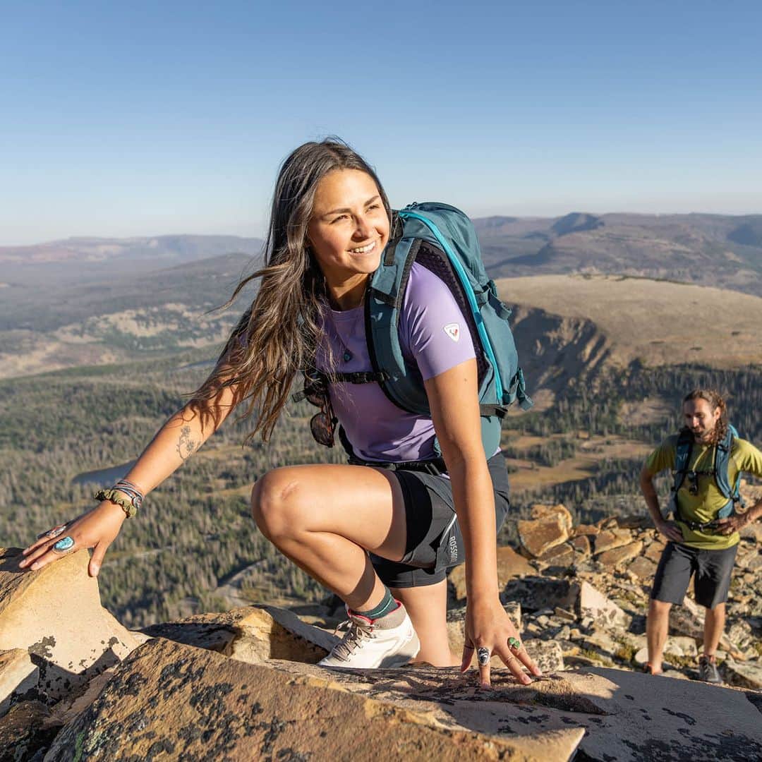 ロシニョールさんのインスタグラム写真 - (ロシニョールInstagram)「When the view from the top is worth the climb! 🤩  Discover our hiking apparel and accessories for men and women: t-shirts, jackets, shoes, pants, shorts, socks, caps, bags.  #Anotherbestday #hiking #spring  📸 @_cammcleod_」4月28日 0時30分 - rossignol