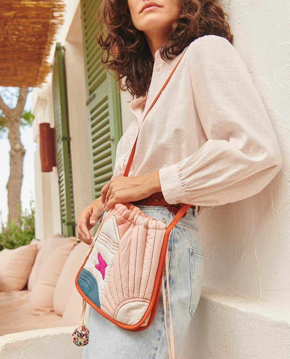 デプチオーのインスタグラム：「La tenue parfaite des beaux jours : une blouse légère en coton et lin associée à une jupe en jean superbleached 🤍⁠ ⁠ 🌎 The perfect outfit for sunny days: a light cotton and linen blouse with a superbleached denim skirt 🤍 ⁠ ⁠ #despetitshauts #despetitshautsaddict #lavieenplusjolie #lapalma #blouse」