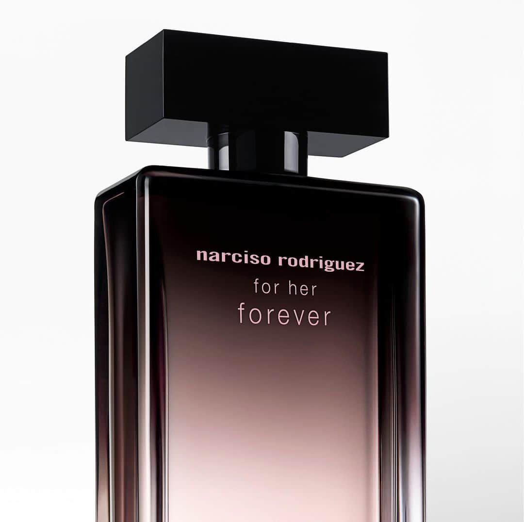 ナルシソロドリゲスのインスタグラム：「An ode to for her’s eternal femininity, for her forever highlights the most radiant facets of the iconic narciso rodriguez musc.  #forherforever #20yearsforher #narcisorodriguezparfums #parfum #fragrance」
