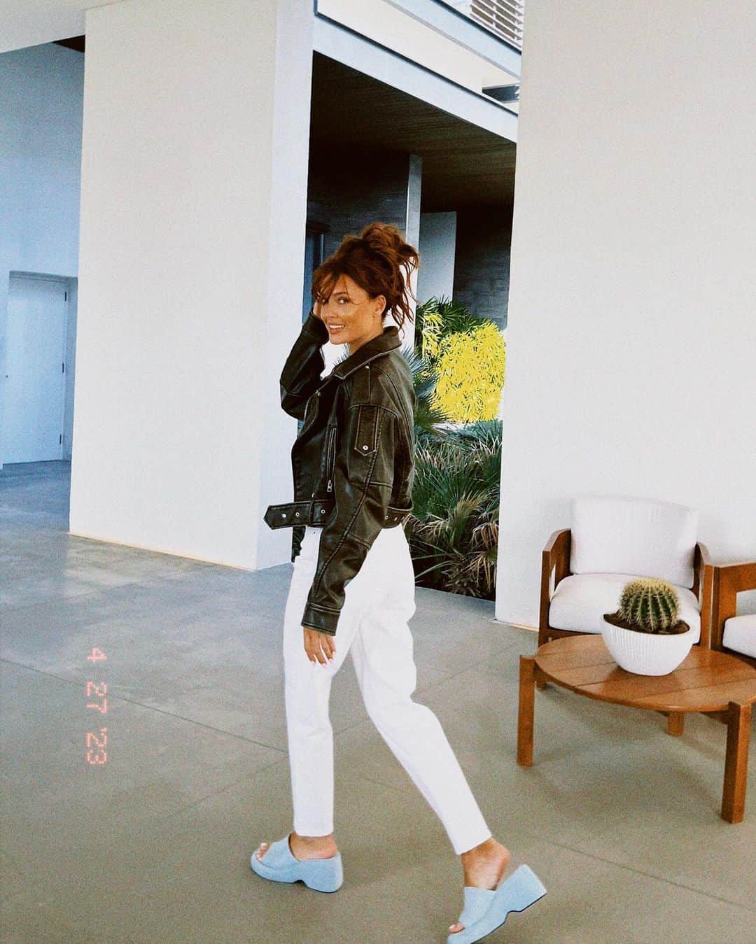 Caroline Receveurのインスタグラム：「Leather jacket, velvet heart 😚」