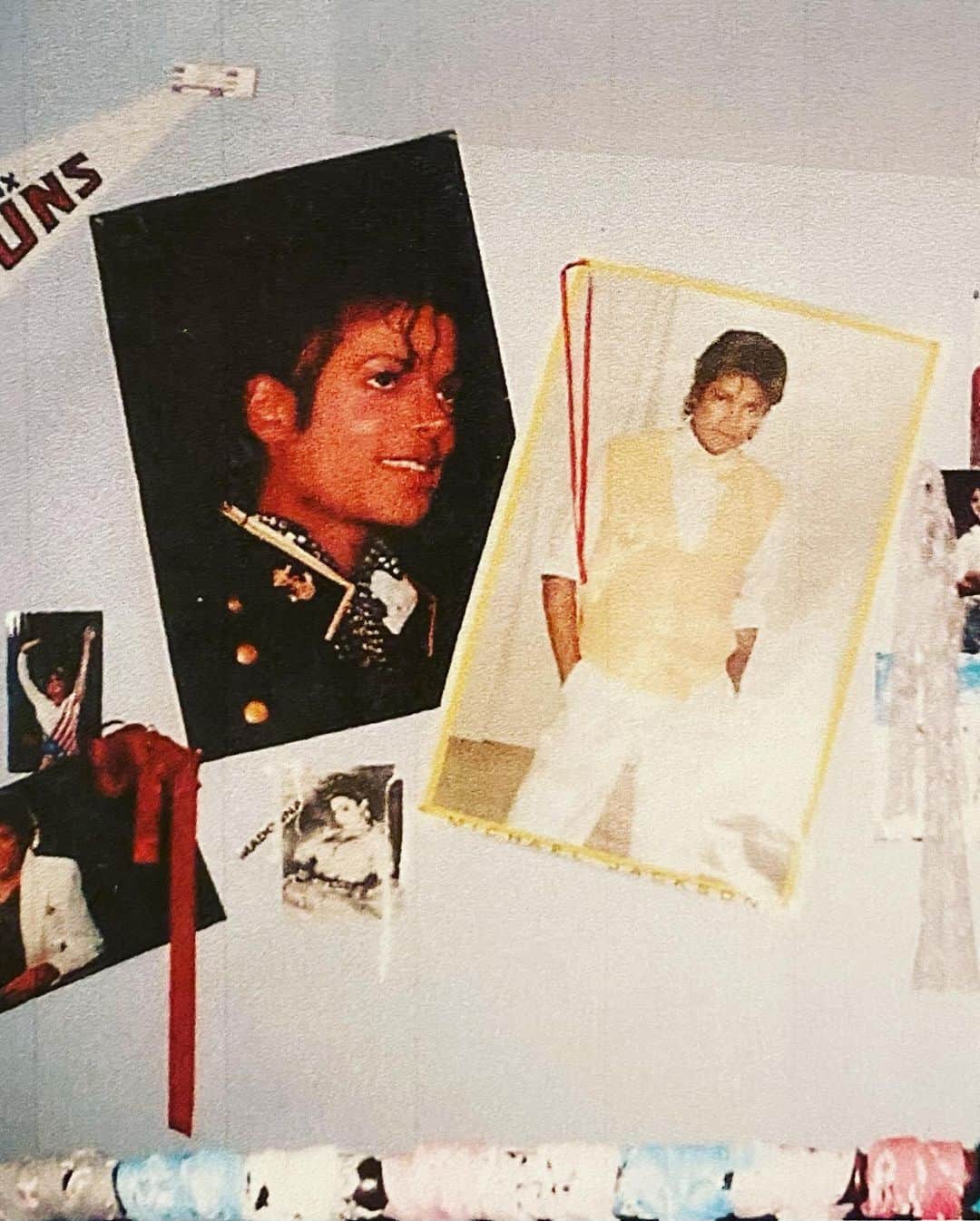 ジェニー・ガースさんのインスタグラム写真 - (ジェニー・ガースInstagram)「#tbt to my Contempo Casuals days #iykyk  -Not sure what’s happening with my hands here. 🤪 -Definitely bringing back the loafers with the lace socks!🔥 -When everyone loved Michael Jackson, Madonna & Mary Lou Retton 🥇 -I miss that futon and that haircut 🤣  #80s #michaeljackson #madonna #lace」4月28日 0時33分 - jenniegarth