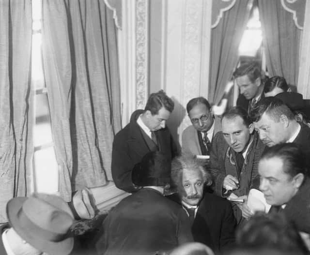 アルベルト・アインシュタインのインスタグラム：「#ThrowbackThursday: In this photo from Dec. 11, 1930, Einstein is being interviewed by reporters on the boat as her arrives in New York.」
