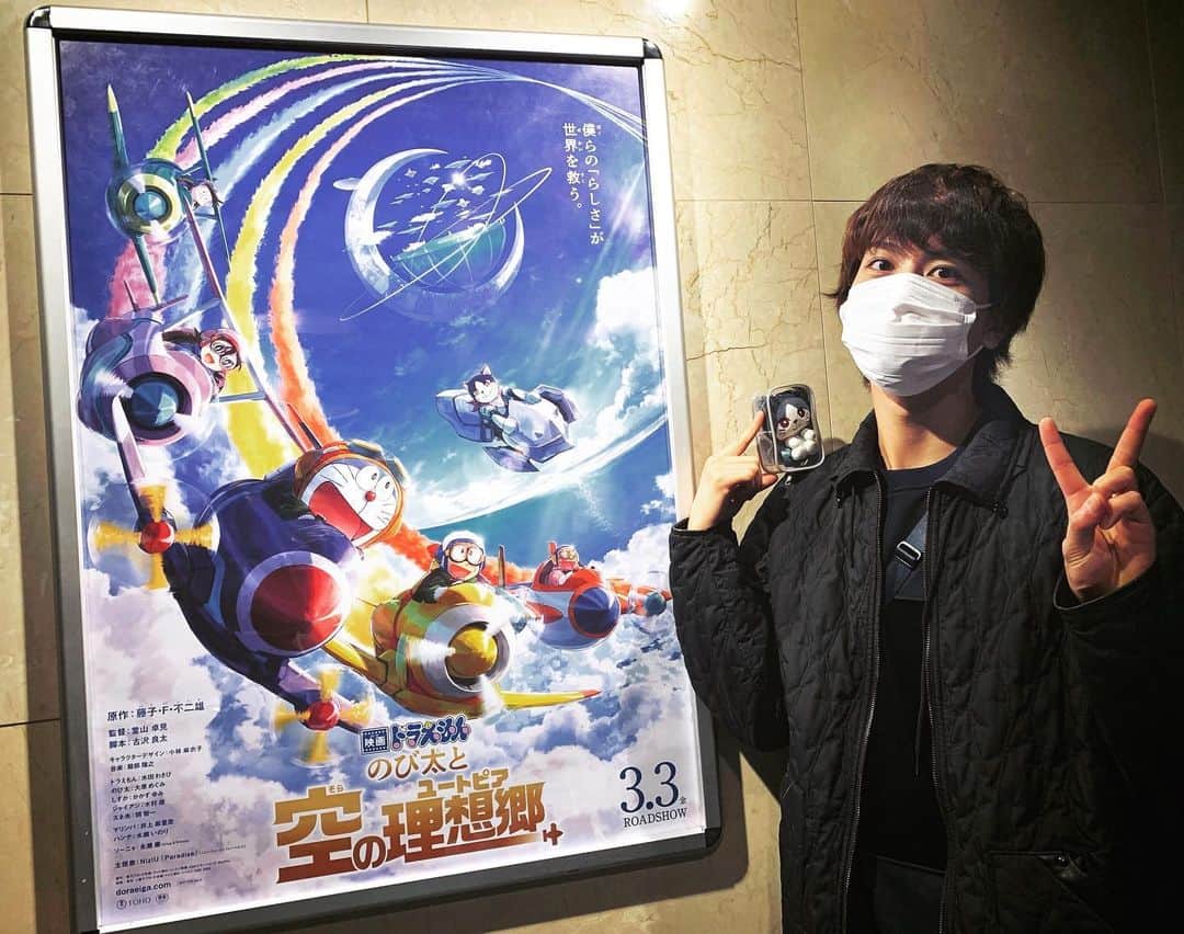 多和田秀弥のインスタグラム：「こんばんは。  #映画ドラえもん #のび太と空の理想郷  おかわりしてきました。 2回目はより深く楽しめました。 そして、ちゃんと泣いた。笑 今が詰まった作品。 そう感じました。 ほんま素晴らしい作品です！  せっかくなので推しのソーニャぬいを連れていってきました。  #たわはね」